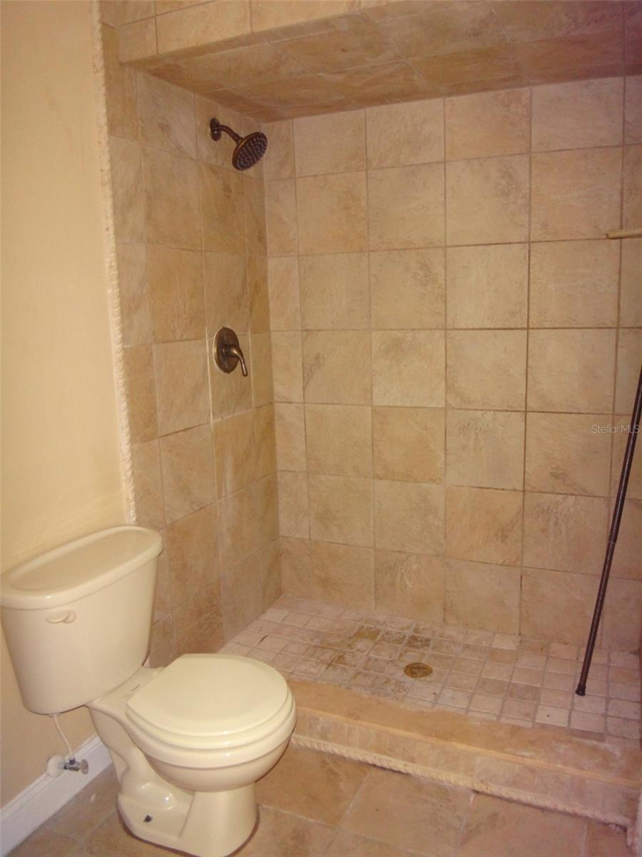 Image 13 of 24 For 665 Oak Harbour Drive 115