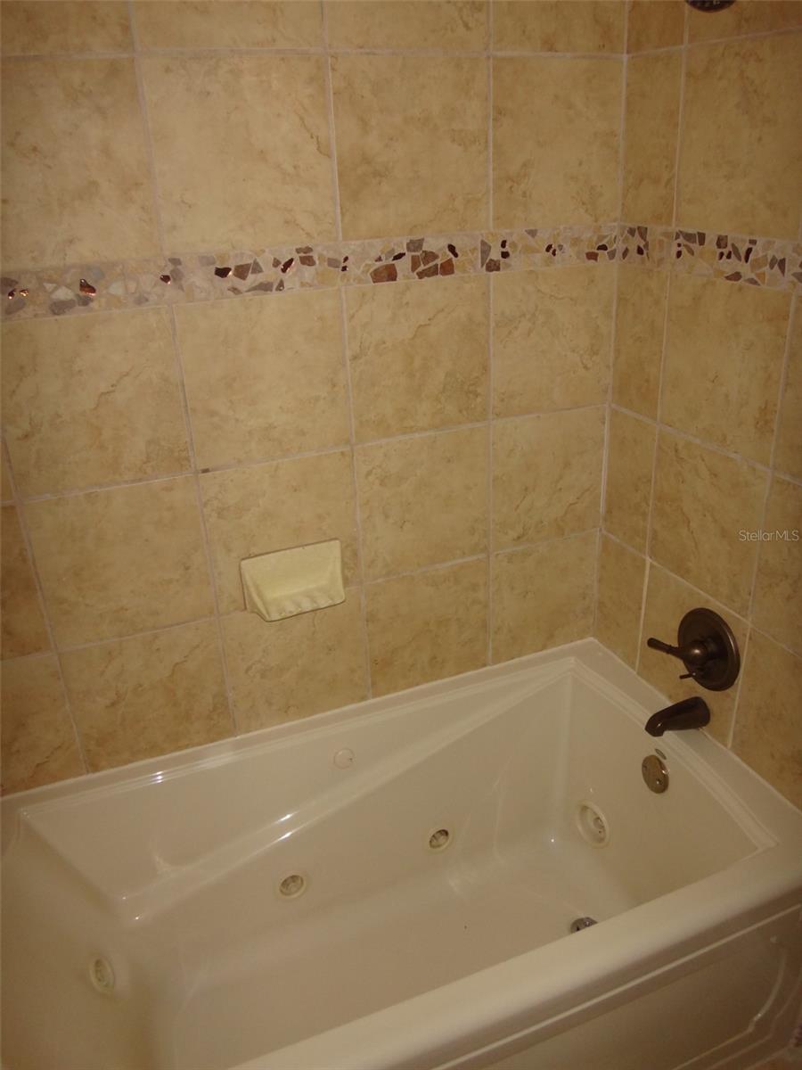Image 20 of 24 For 665 Oak Harbour Drive 115
