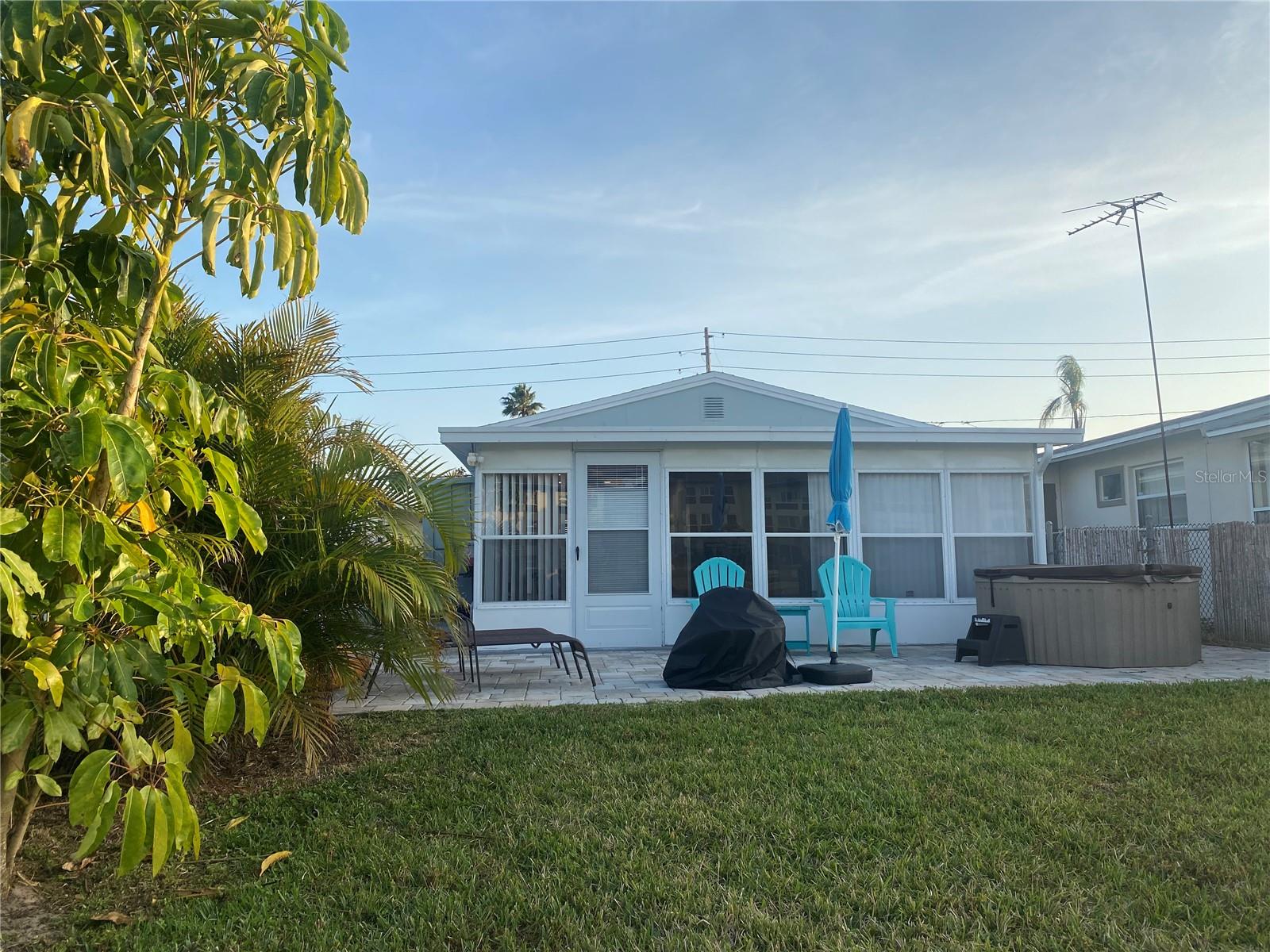 Listing photo id 16 for 4551 Floramar Terrace