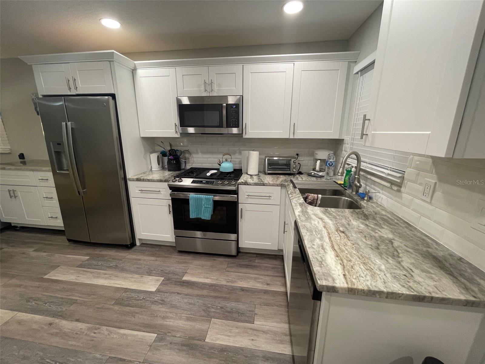 Listing photo id 0 for 4551 Floramar Terrace