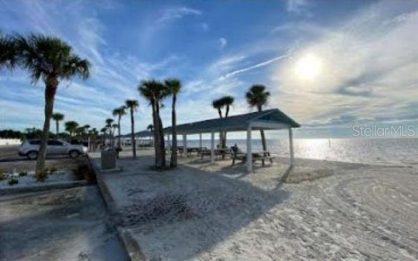Listing photo id 19 for 4551 Floramar Terrace
