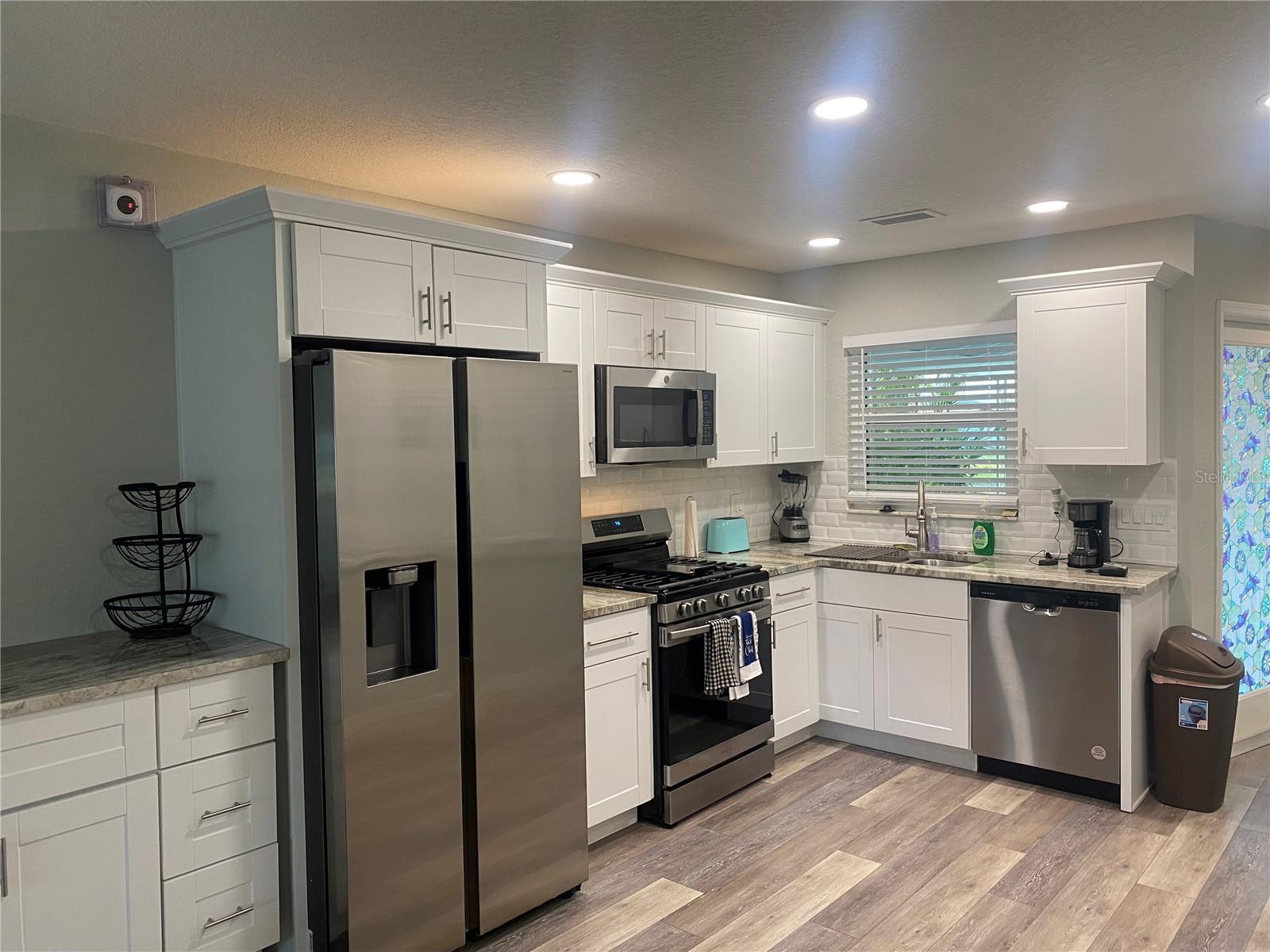 Listing photo id 1 for 4551 Floramar Terrace
