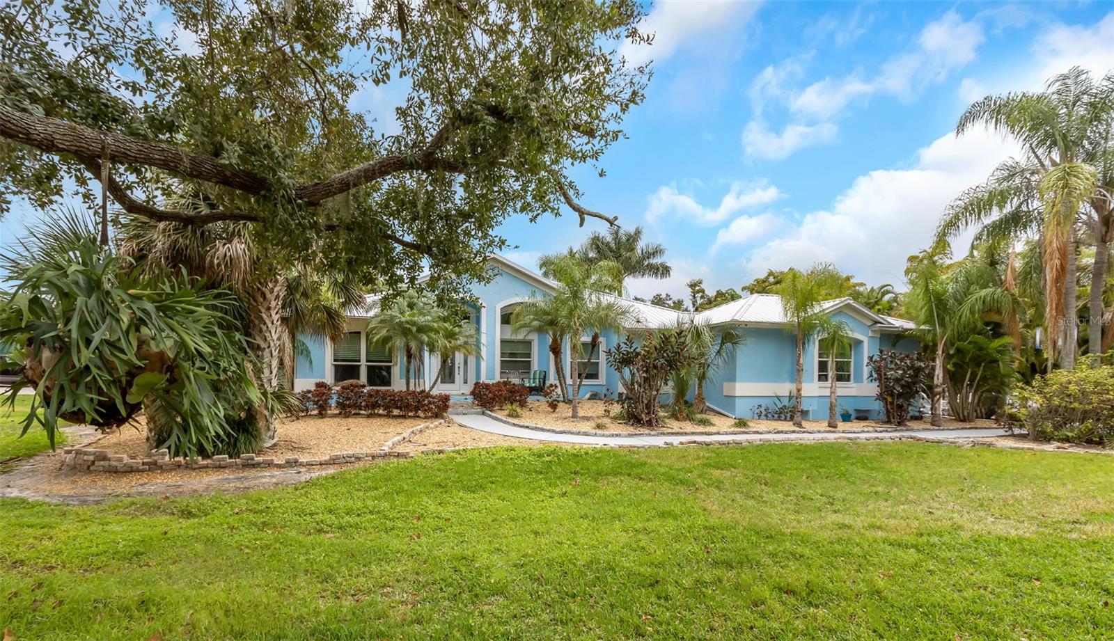 Image 3 of 96 For 424 Island Cay Way