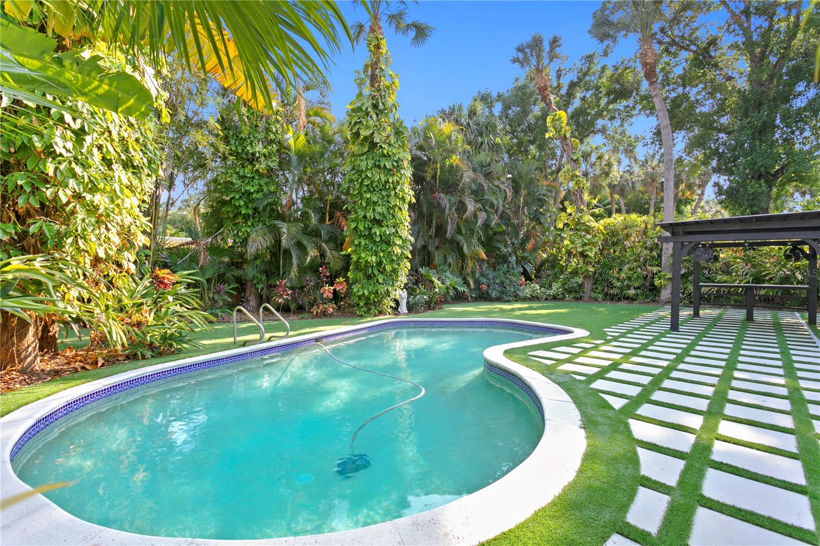 Listing photo id 8 for 4308 Beach Park Drive