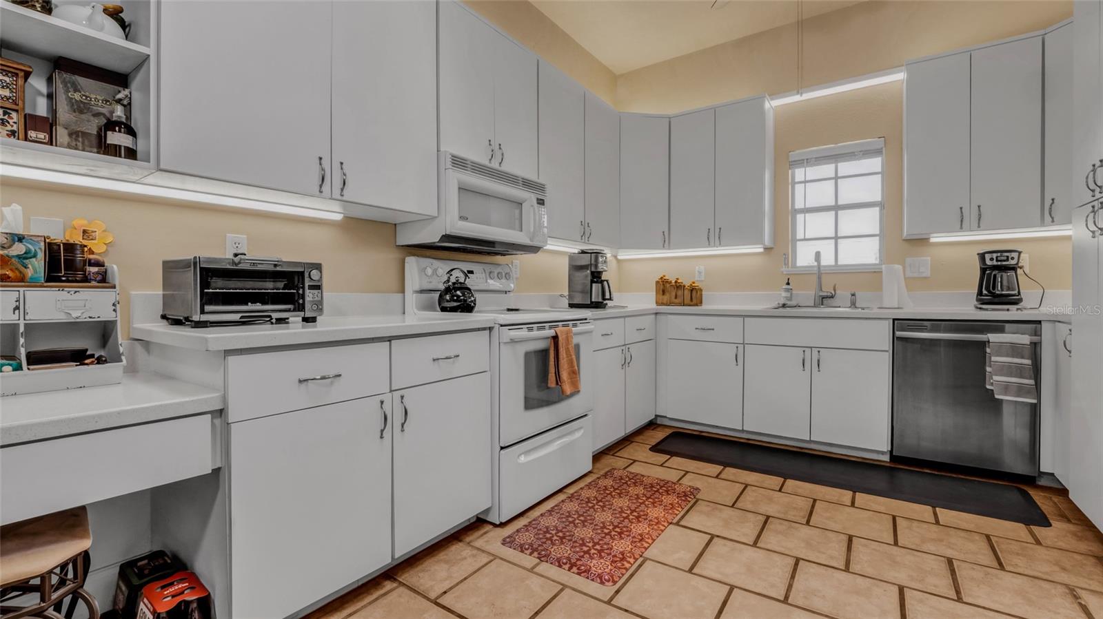 Image 17 of 47 For 301 1-2 Shore Drive E