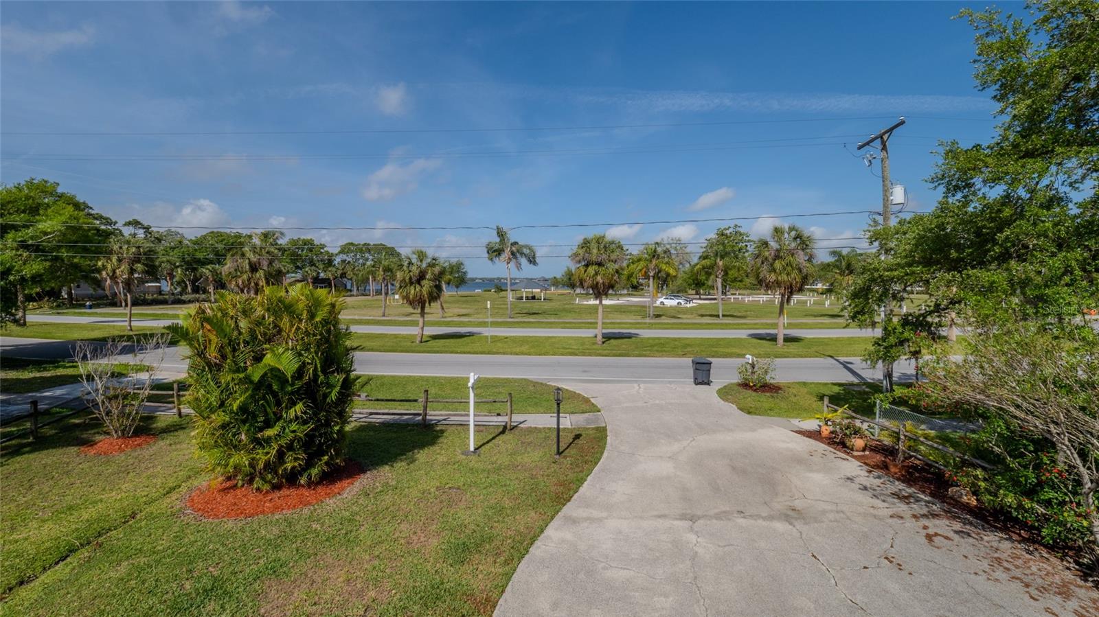 Image 4 of 47 For 301 1-2 Shore Drive E