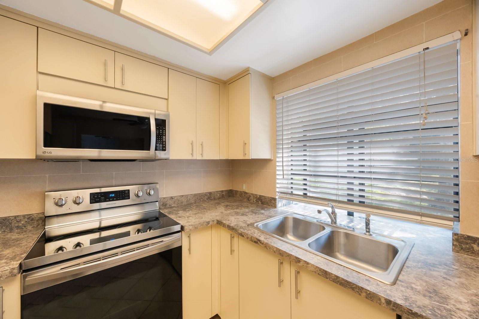 Image 11 of 40 For 3016 Landmark Boulevard 401