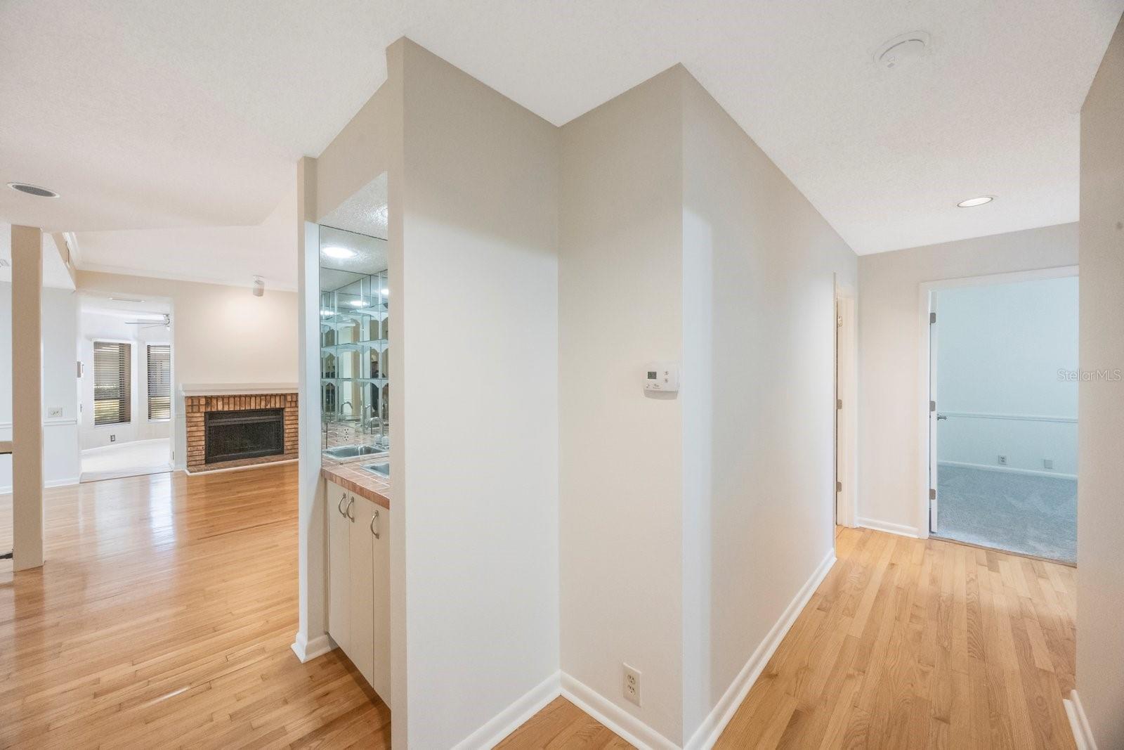 Image 16 of 40 For 3016 Landmark Boulevard 401