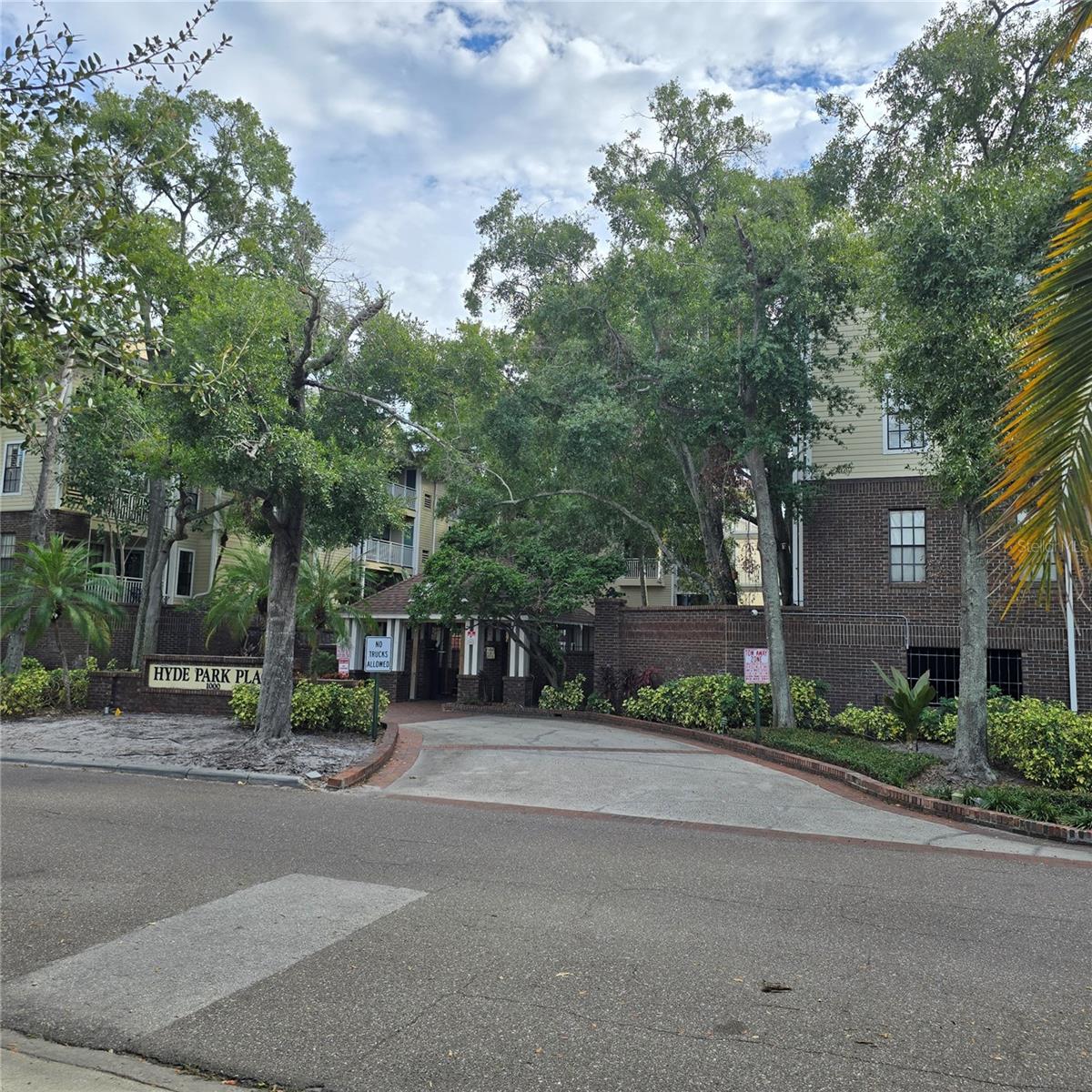 Image 17 of 19 For 1000 Horatio Street 207