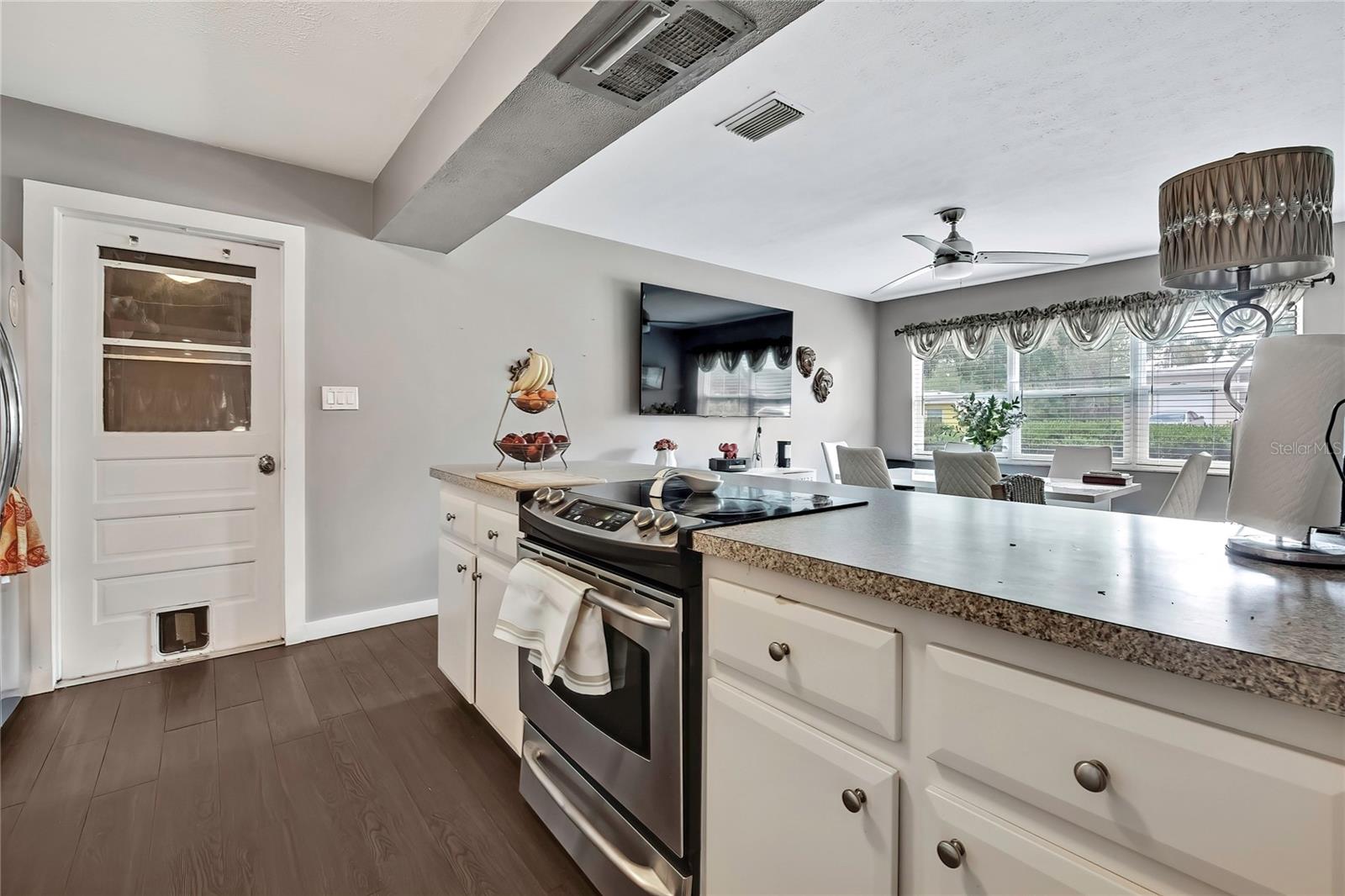 Image 12 of 20 For 215 Deer Park Avenue