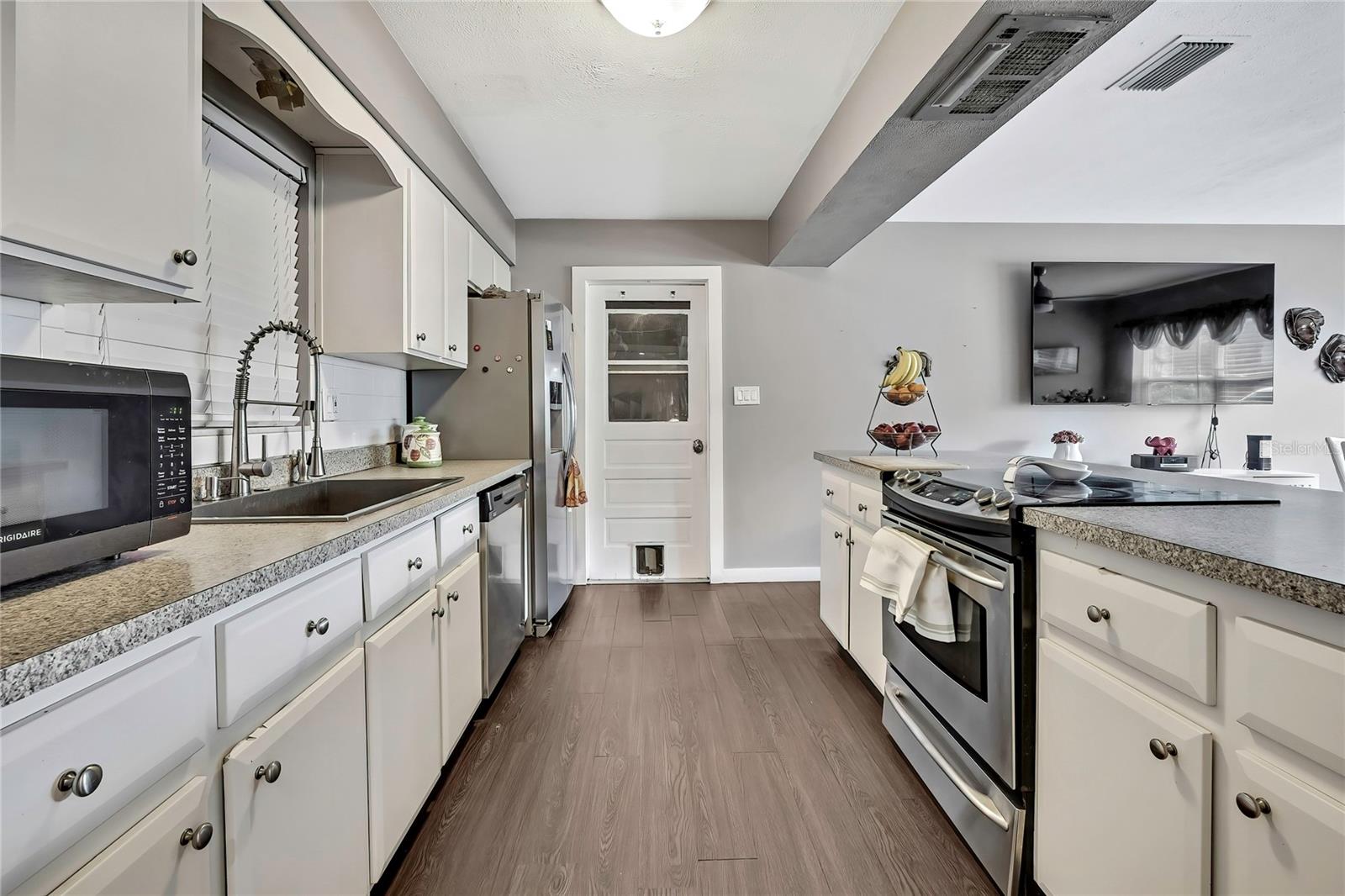 Image 13 of 20 For 215 Deer Park Avenue