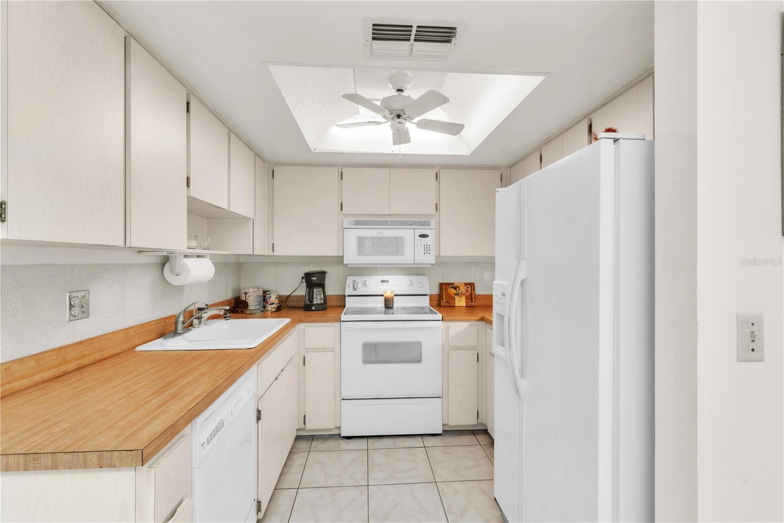 Listing photo id 0 for 2241 Shelly Drive D