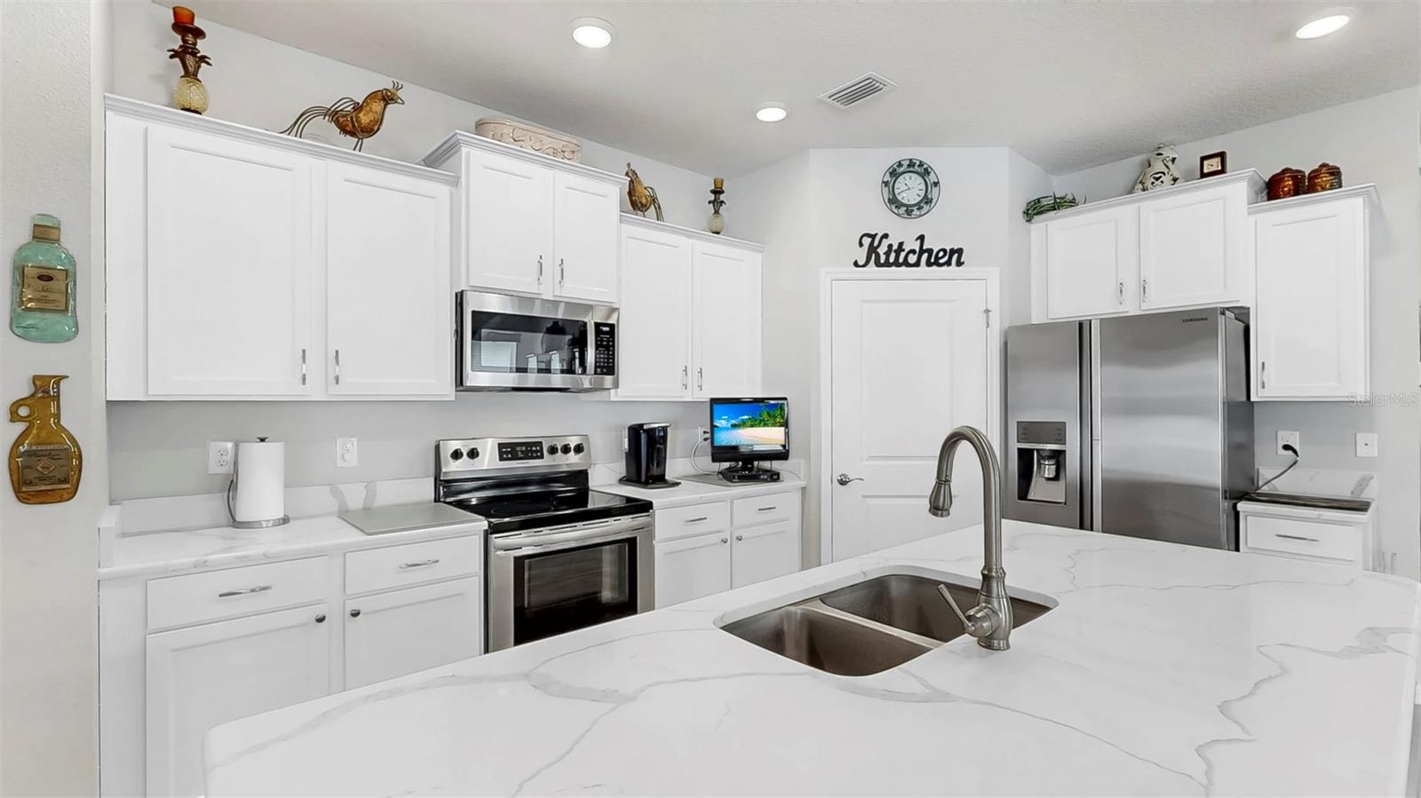 Listing photo id 4 for 13749 Hunting Creek Place