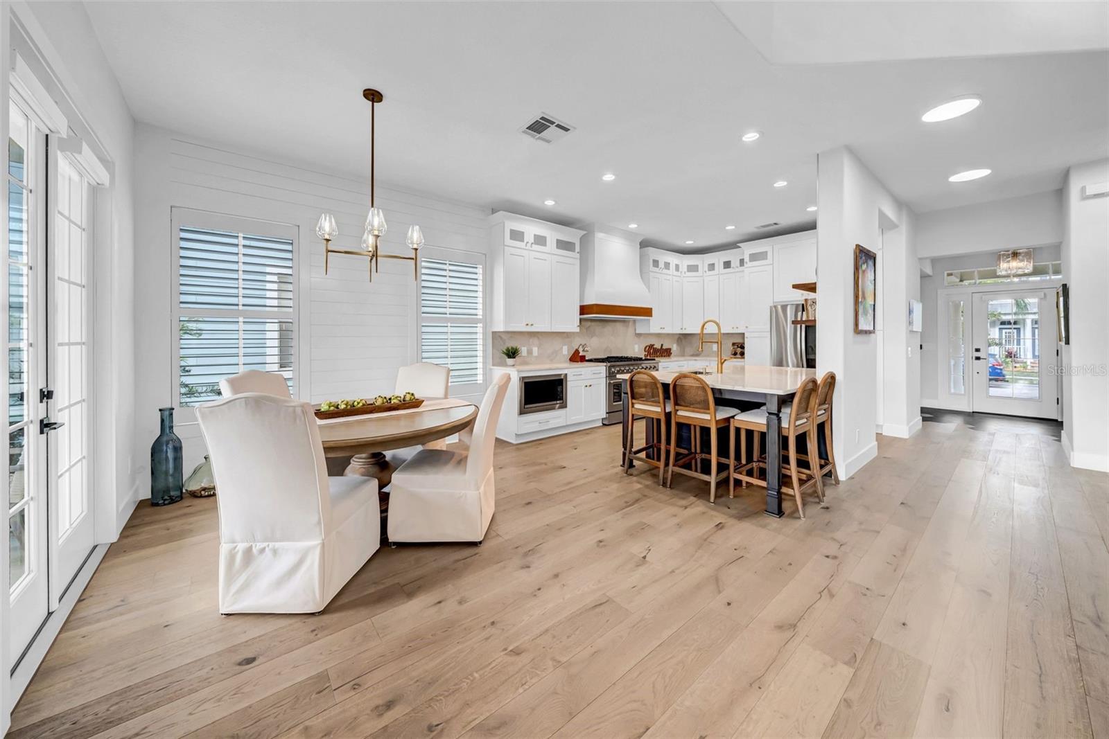 Listing photo id 9 for 422 Islebay Drive