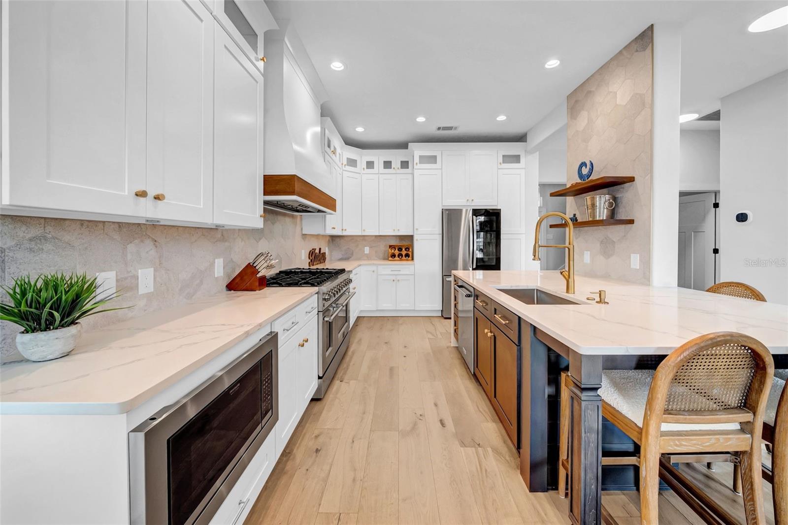 Listing photo id 11 for 422 Islebay Drive