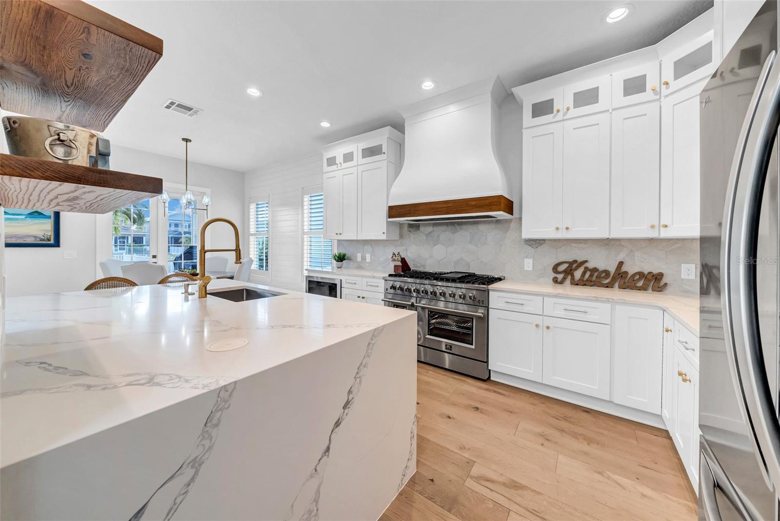 Listing photo id 12 for 422 Islebay Drive