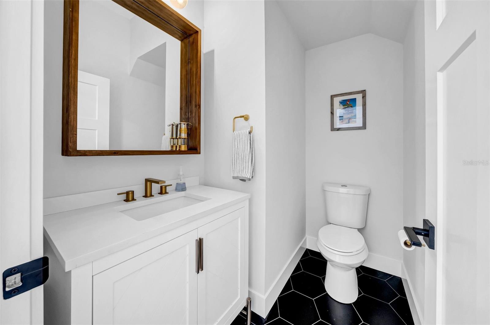 Listing photo id 13 for 422 Islebay Drive