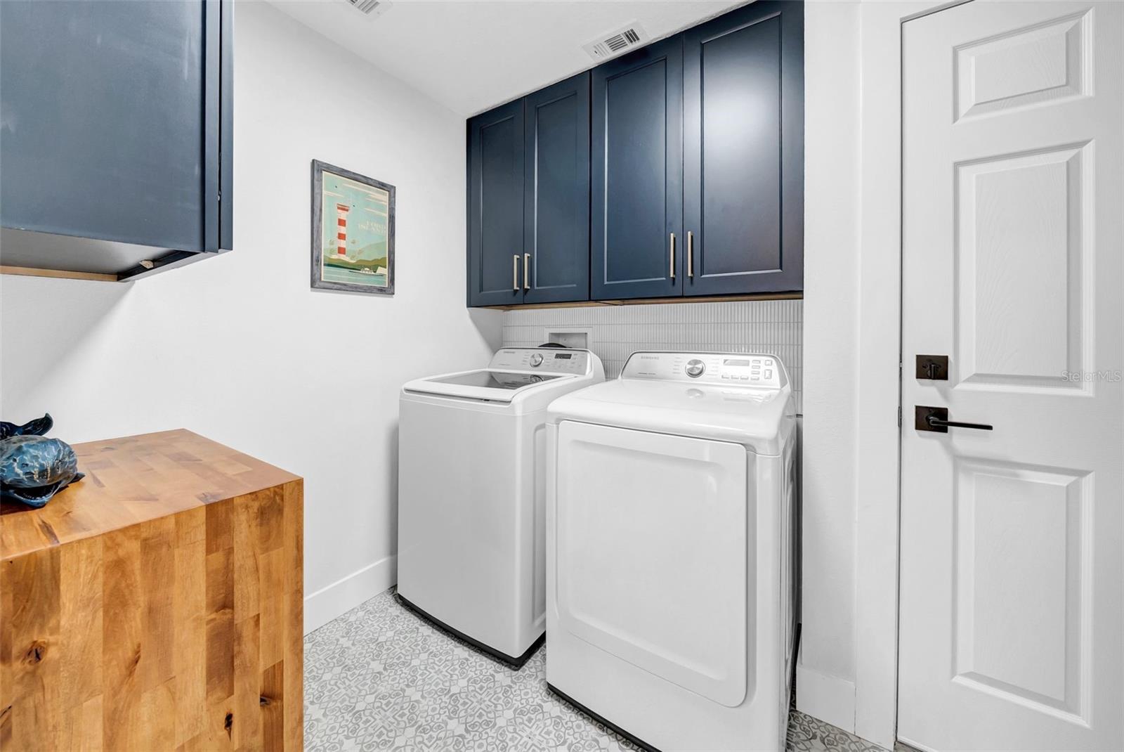 Listing photo id 14 for 422 Islebay Drive