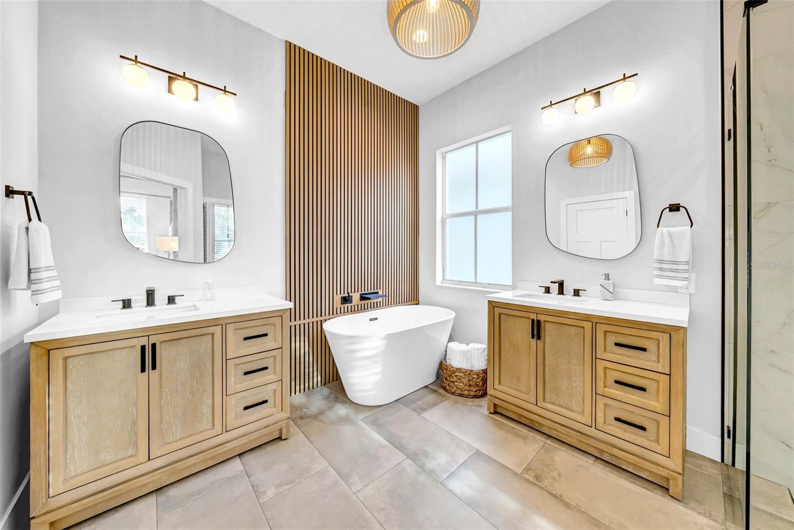 Listing photo id 18 for 422 Islebay Drive