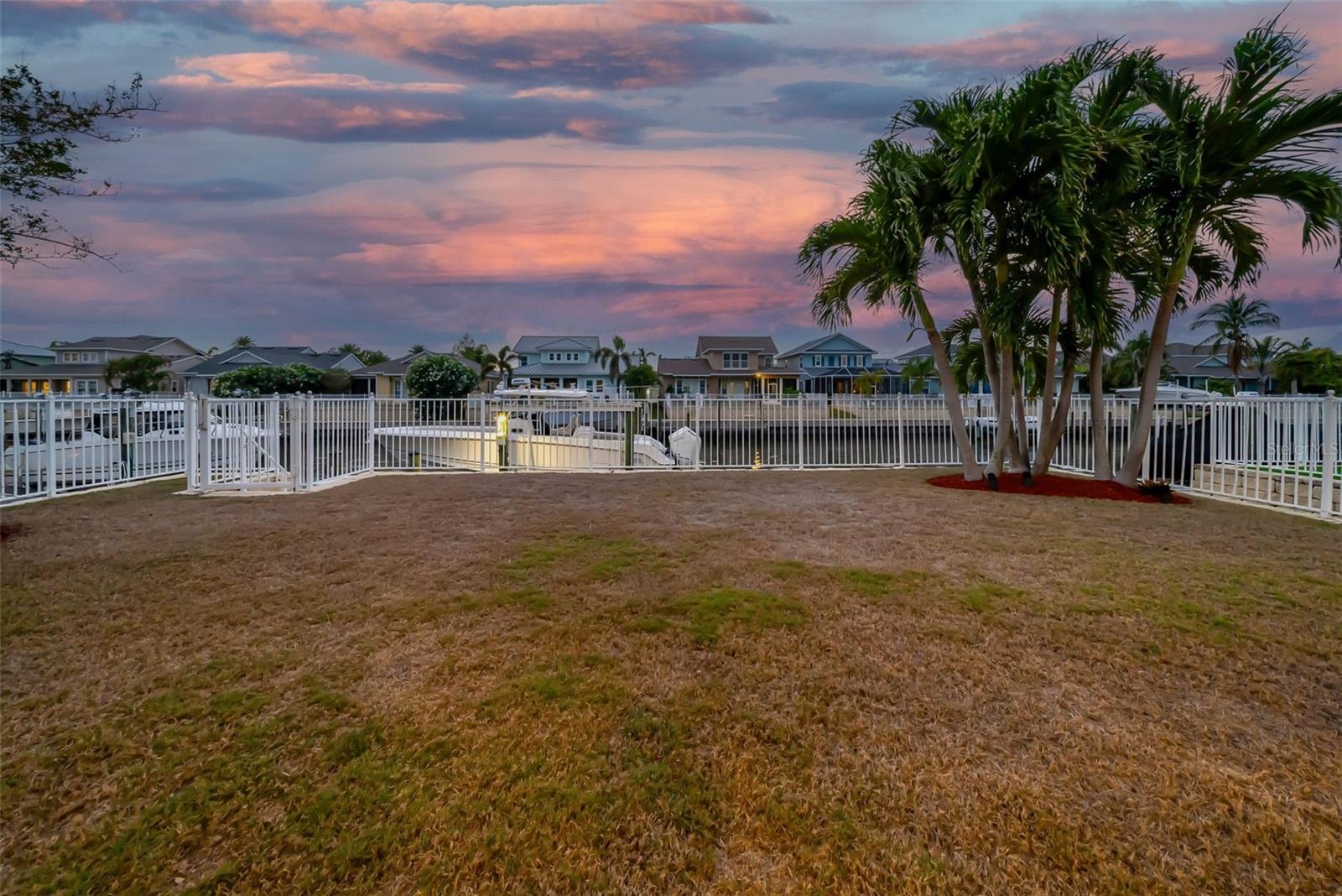Listing photo id 48 for 422 Islebay Drive