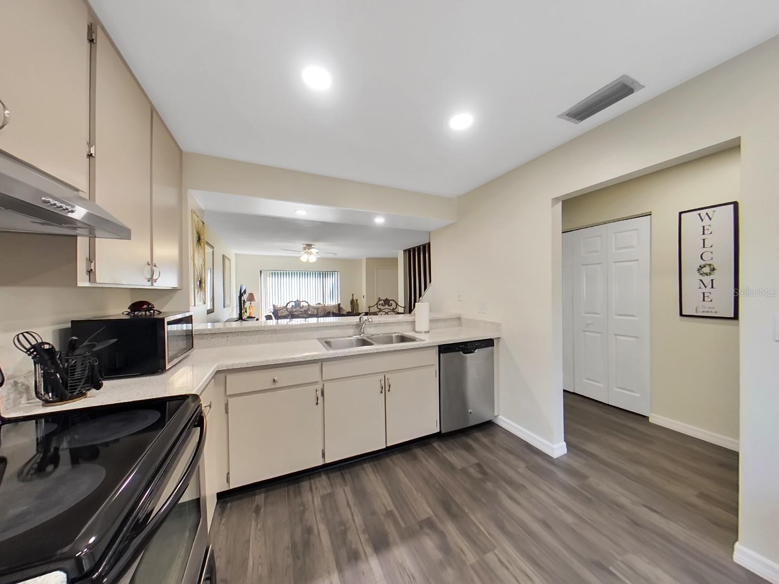 Image 4 of 28 For 7805 Amberlea Court