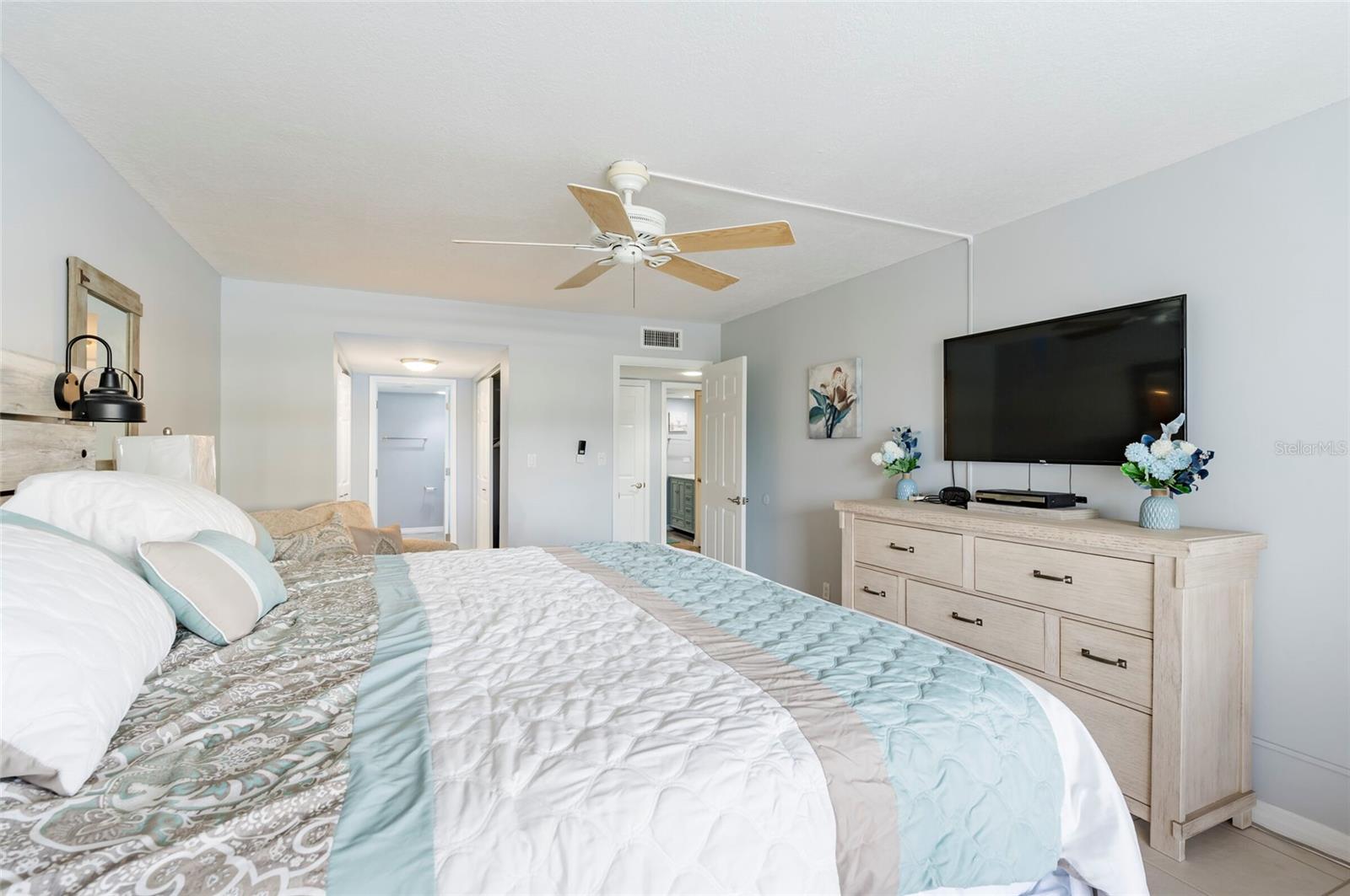 Image 20 of 40 For 1460 Gulf Boulevard 108