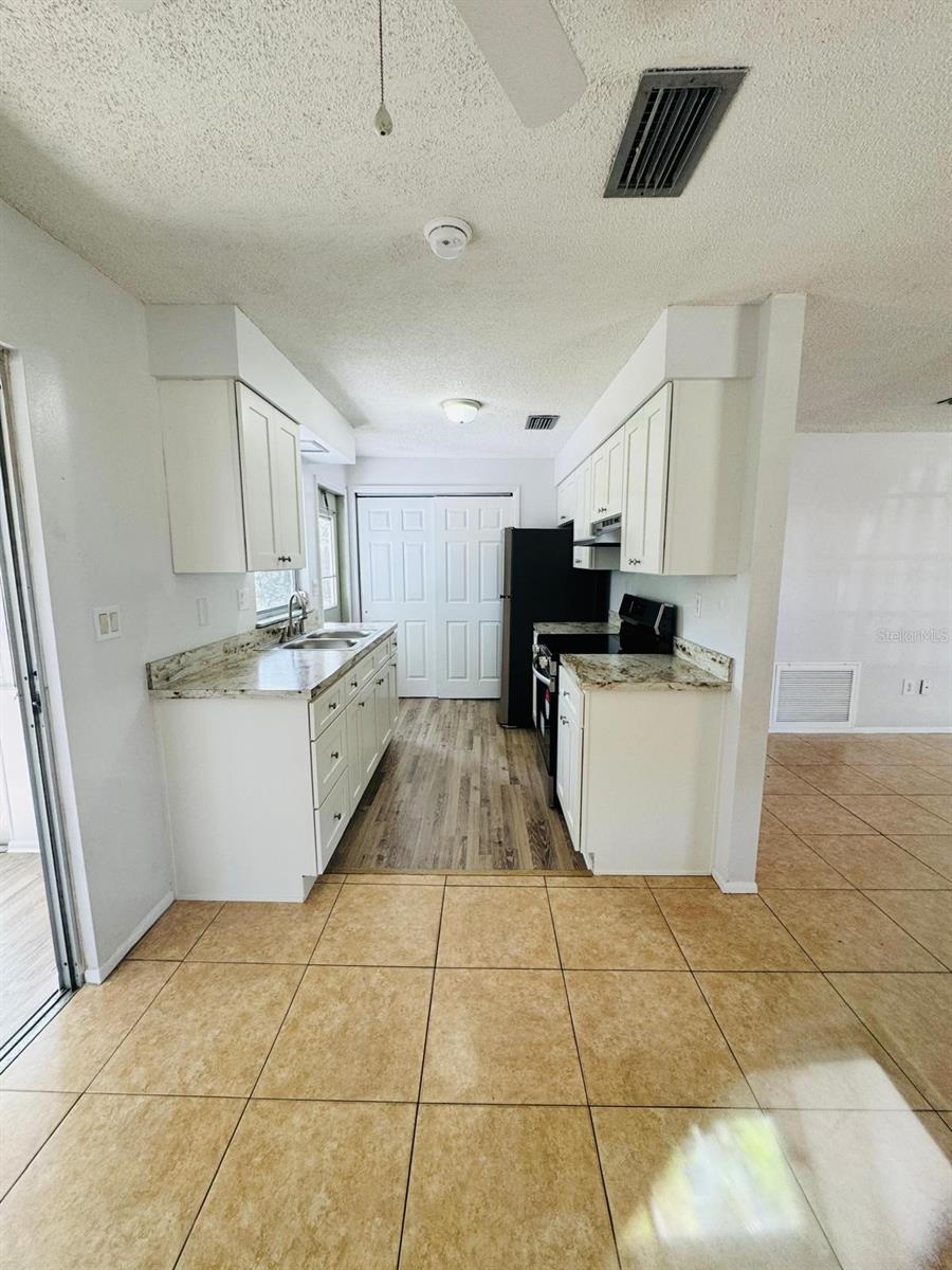 Listing photo id 8 for 2140 Devon Drive