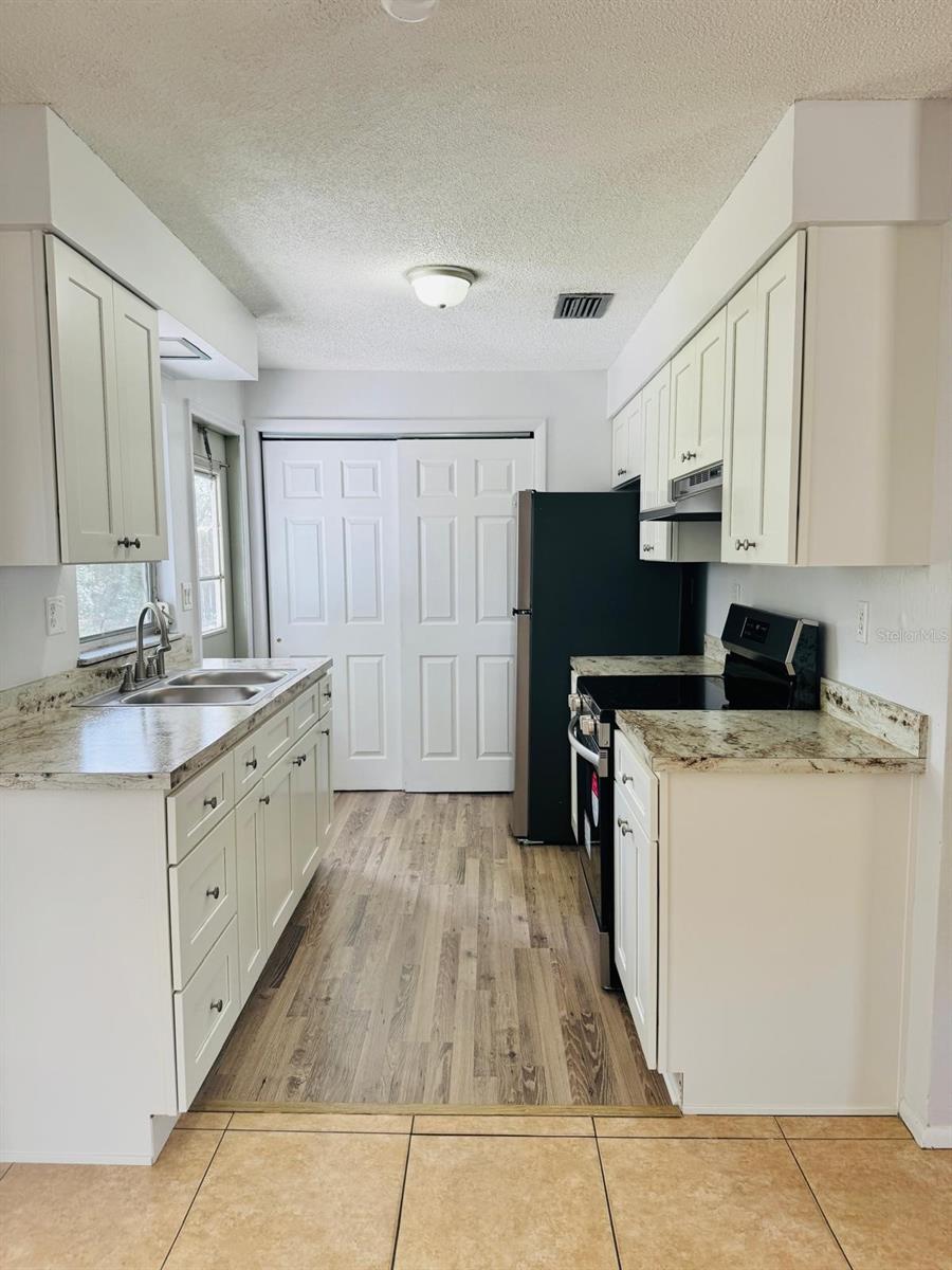Listing photo id 9 for 2140 Devon Drive