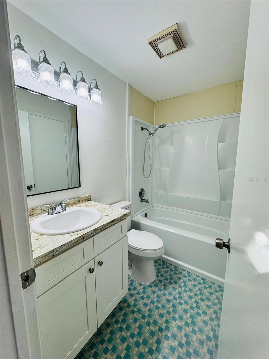 Listing photo id 13 for 2140 Devon Drive