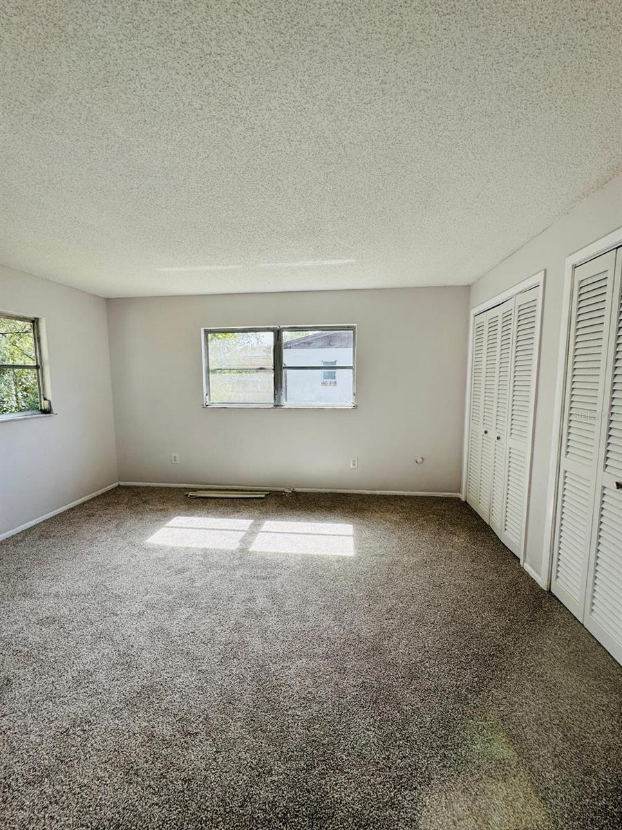 Listing photo id 14 for 2140 Devon Drive