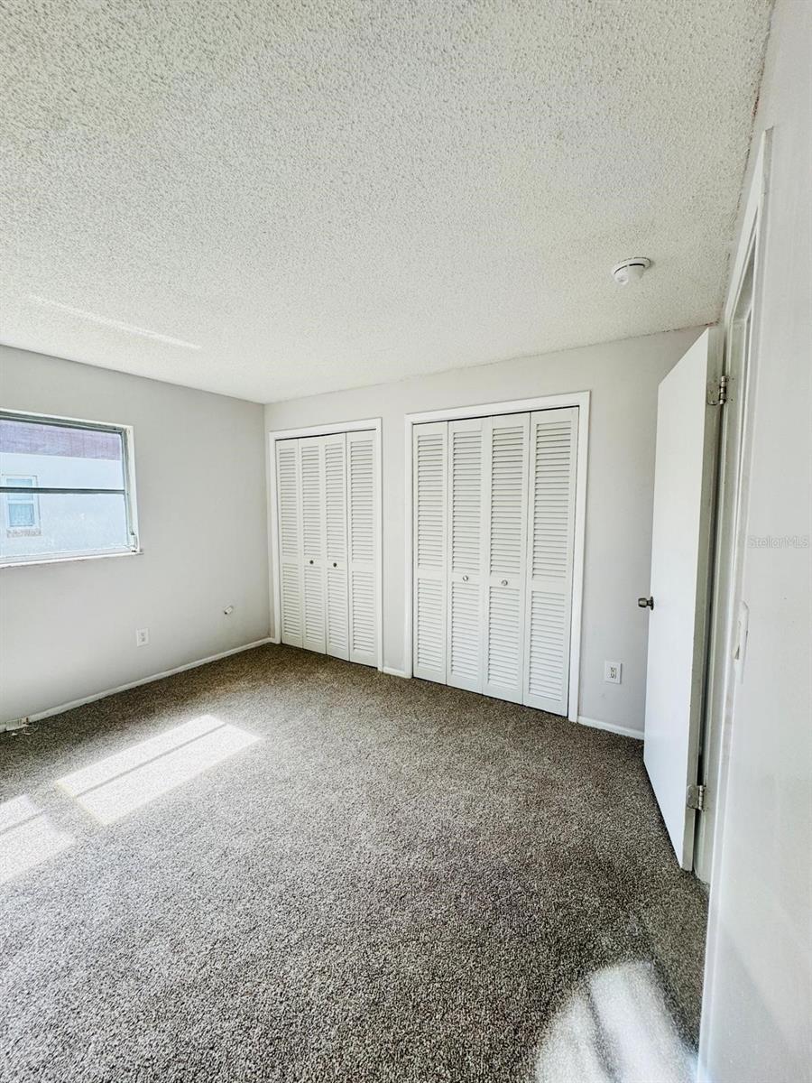 Listing photo id 15 for 2140 Devon Drive