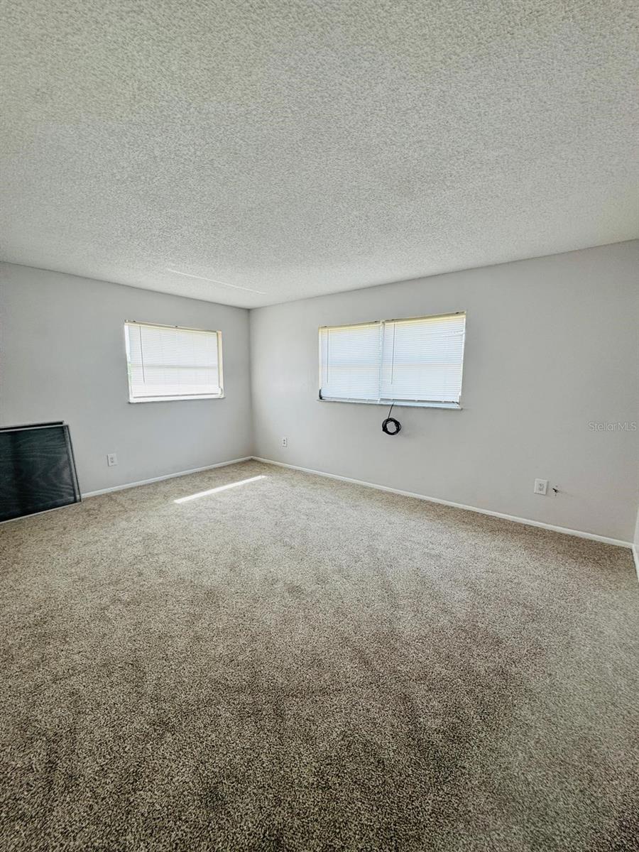 Listing photo id 16 for 2140 Devon Drive