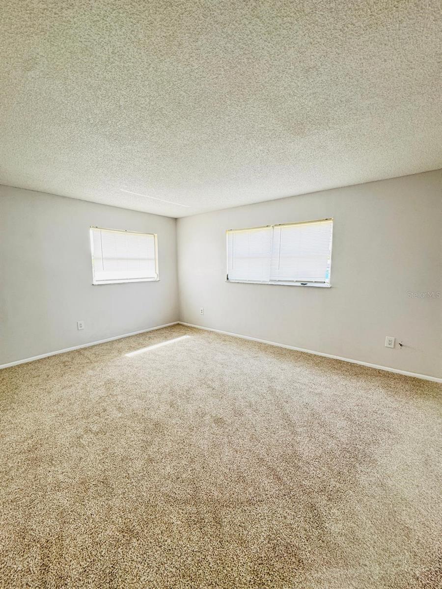 Listing photo id 18 for 2140 Devon Drive