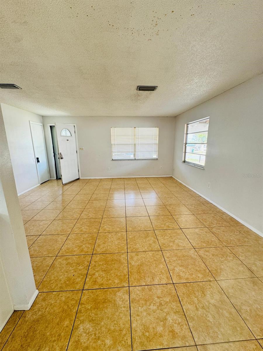 Listing photo id 1 for 2140 Devon Drive