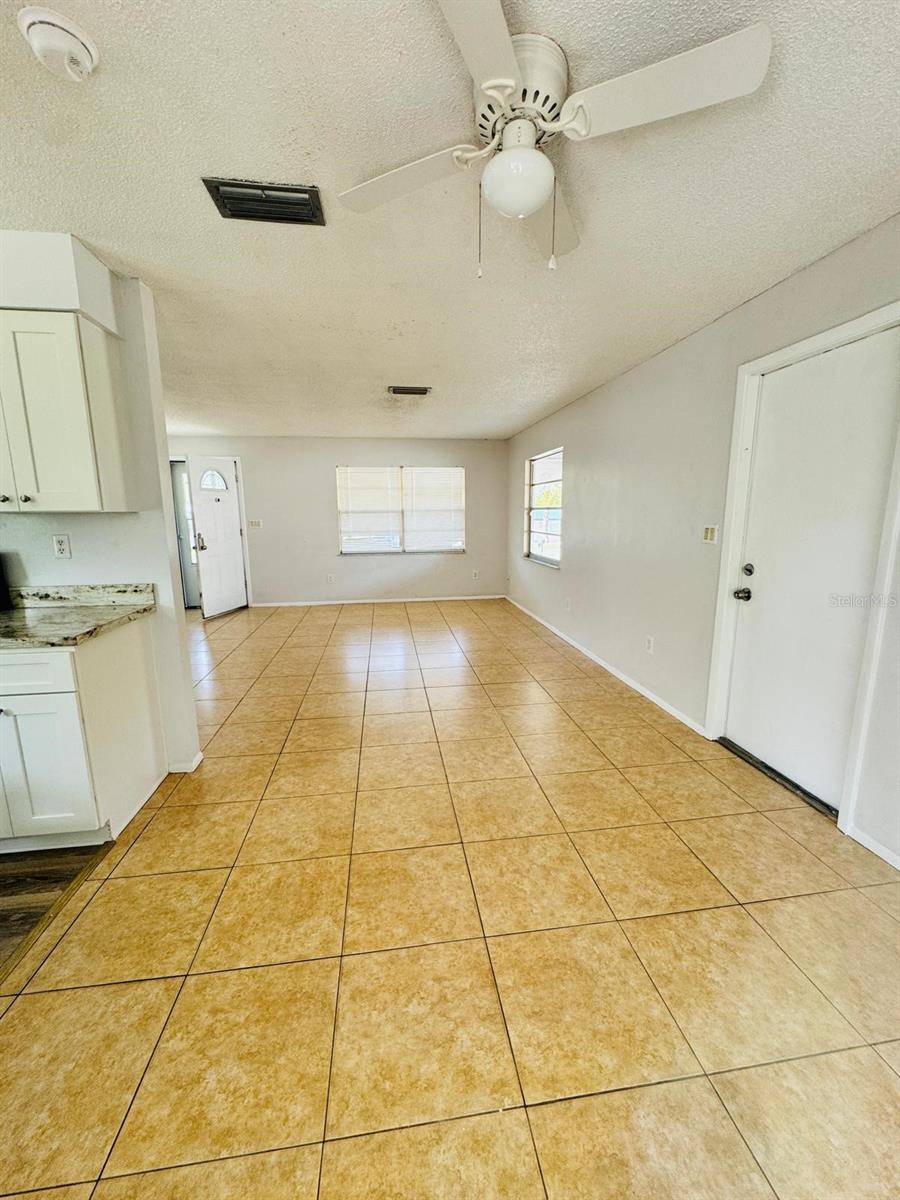 Listing photo id 3 for 2140 Devon Drive