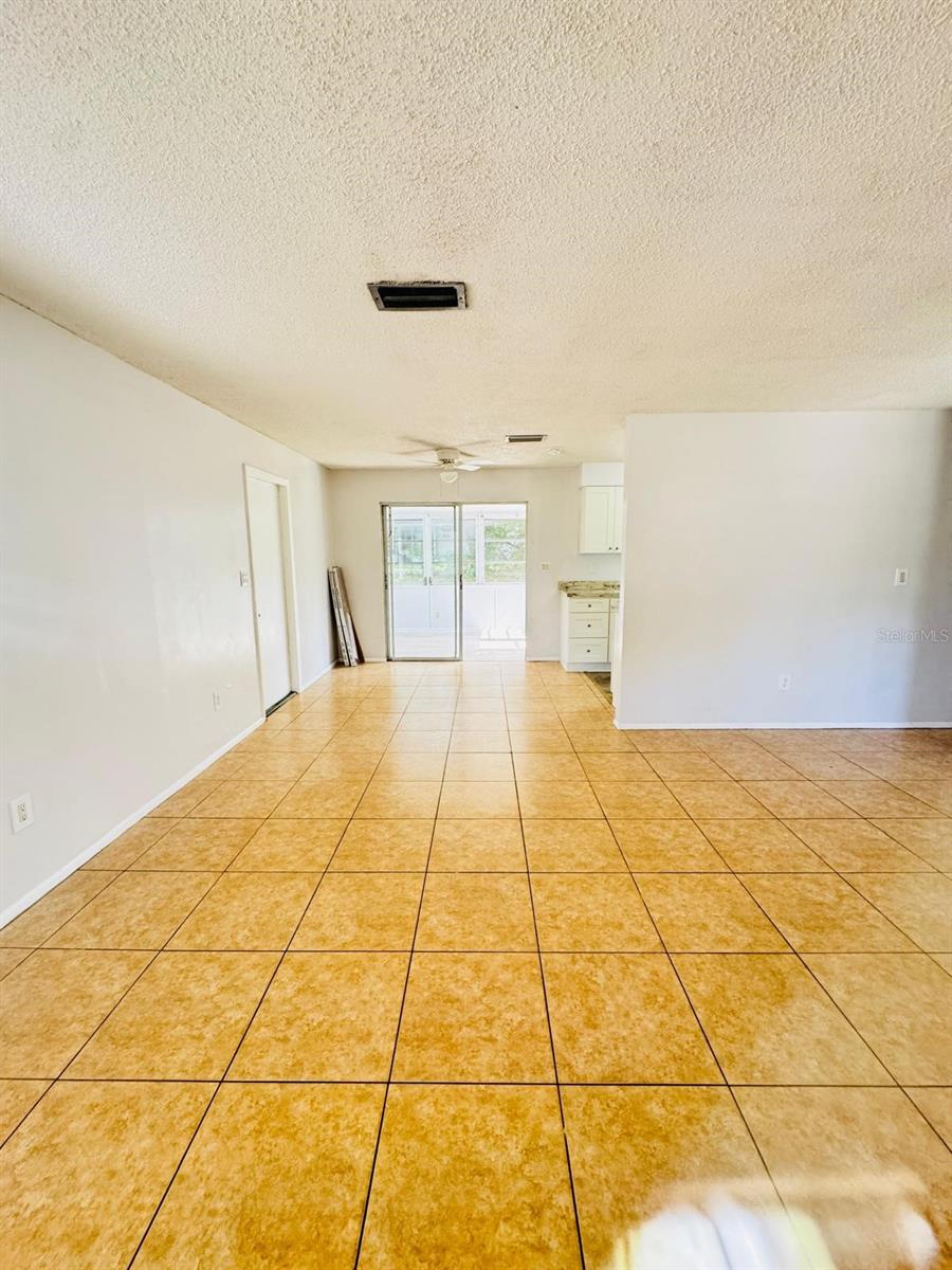 Listing photo id 5 for 2140 Devon Drive