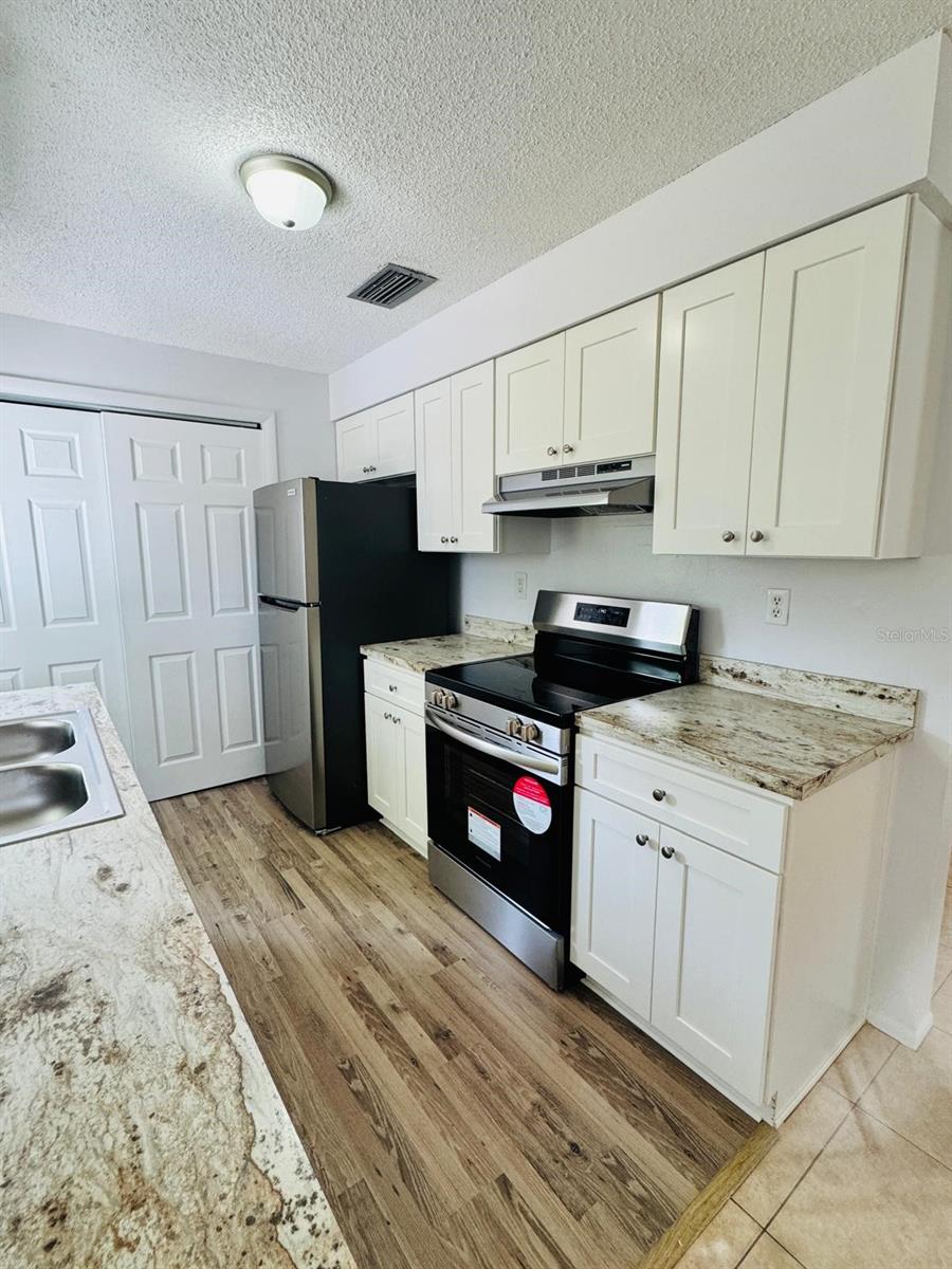 Listing photo id 6 for 2140 Devon Drive
