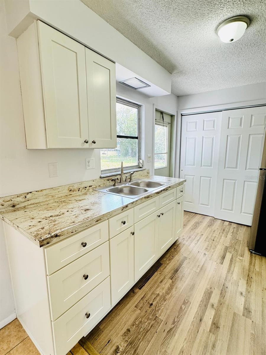 Listing photo id 7 for 2140 Devon Drive