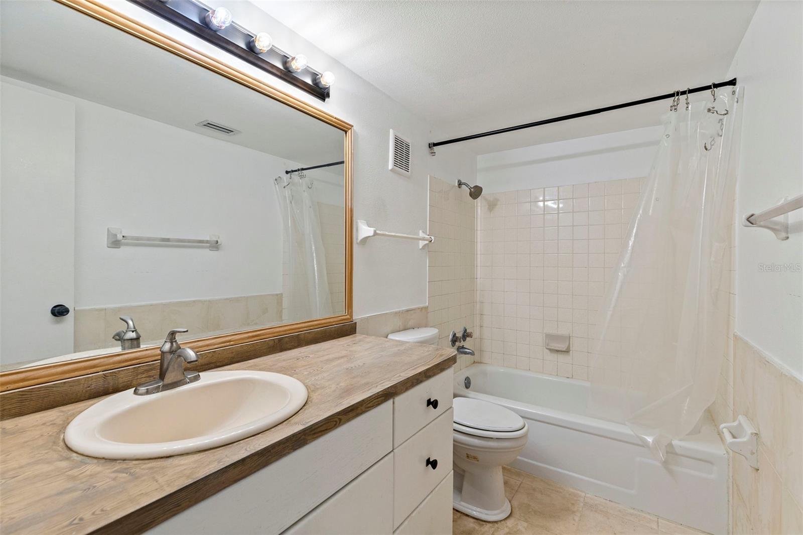 Image 17 of 33 For 3803 Oak Drive B21