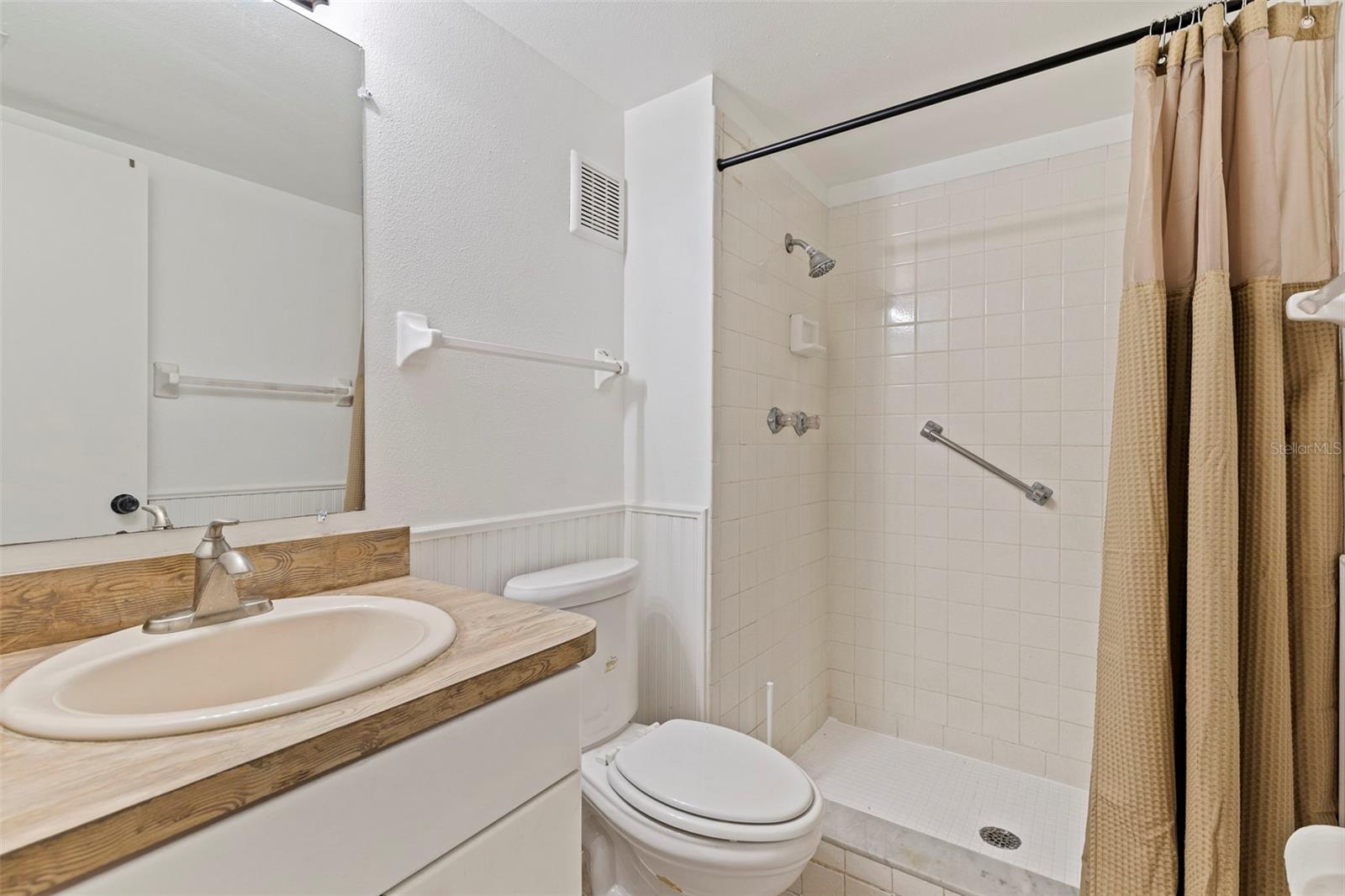 Image 24 of 33 For 3803 Oak Drive B21