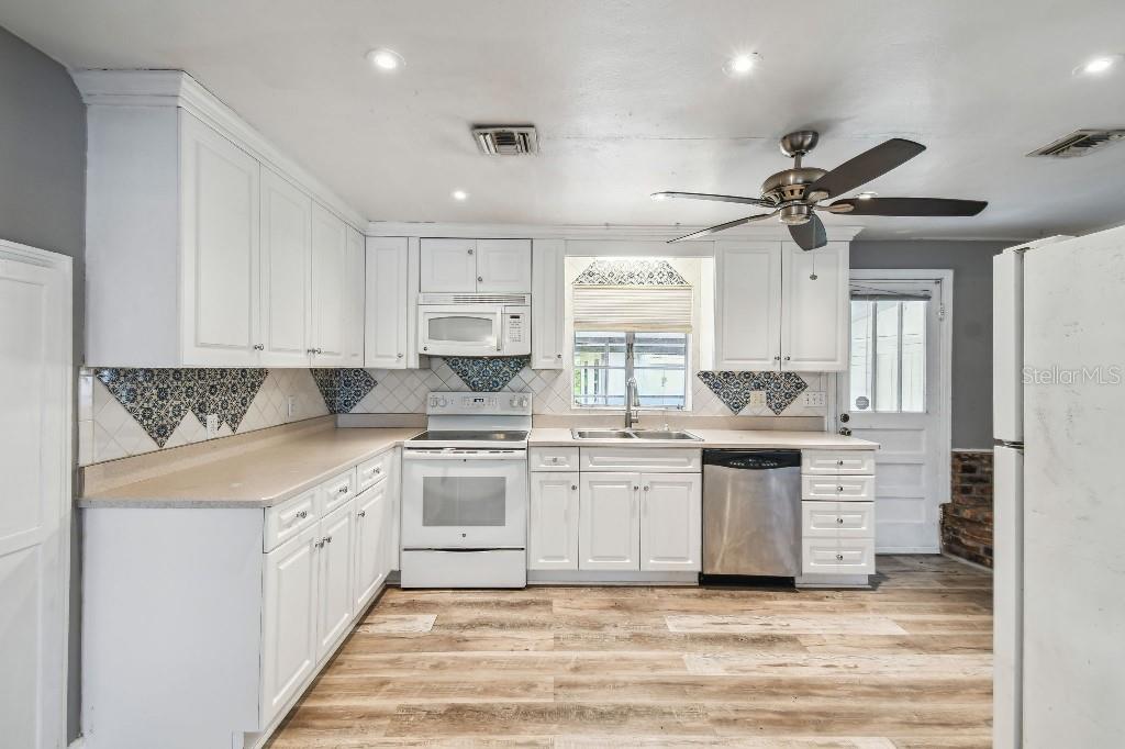 Image 5 of 18 For 1550 Ridgewood Avenue