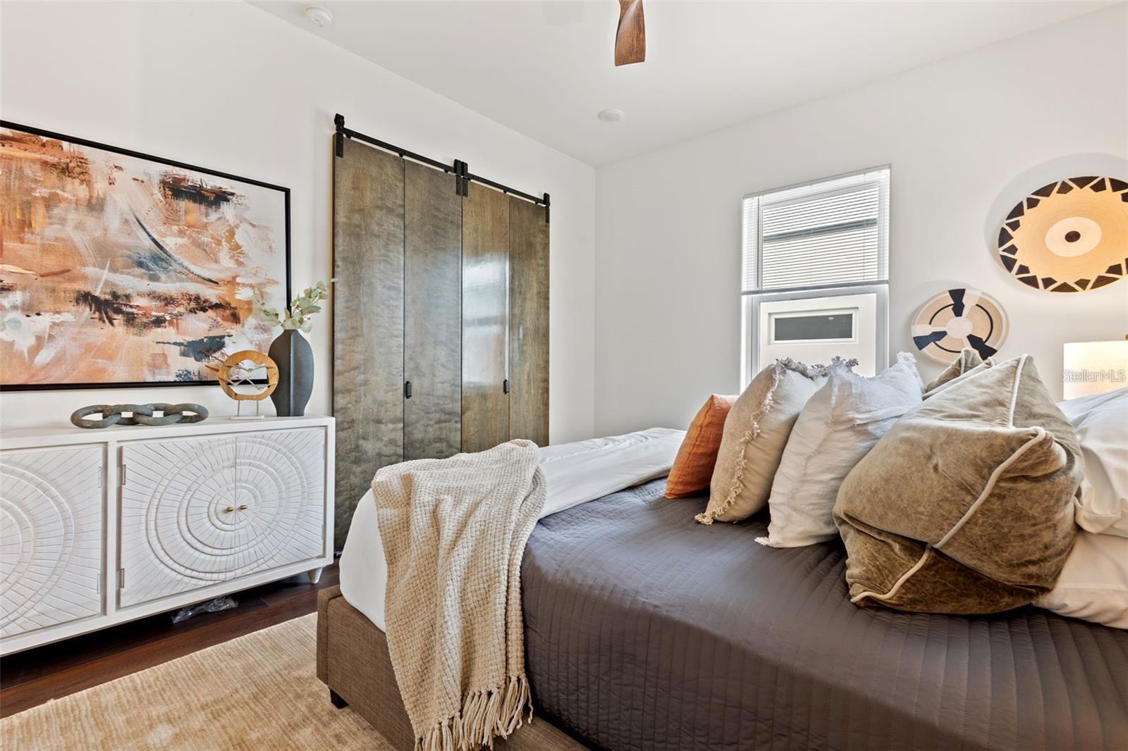 Listing photo id 11 for 3021 1st Avenue S A