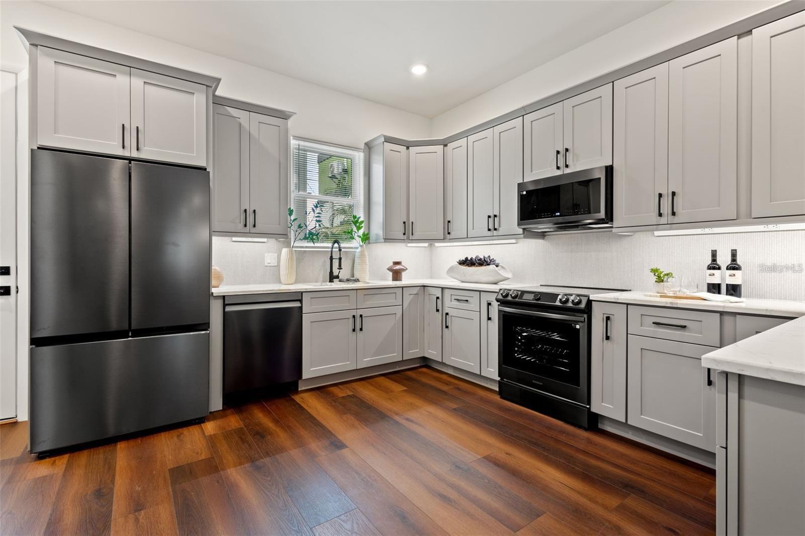 Listing photo id 6 for 3021 1st Avenue S A
