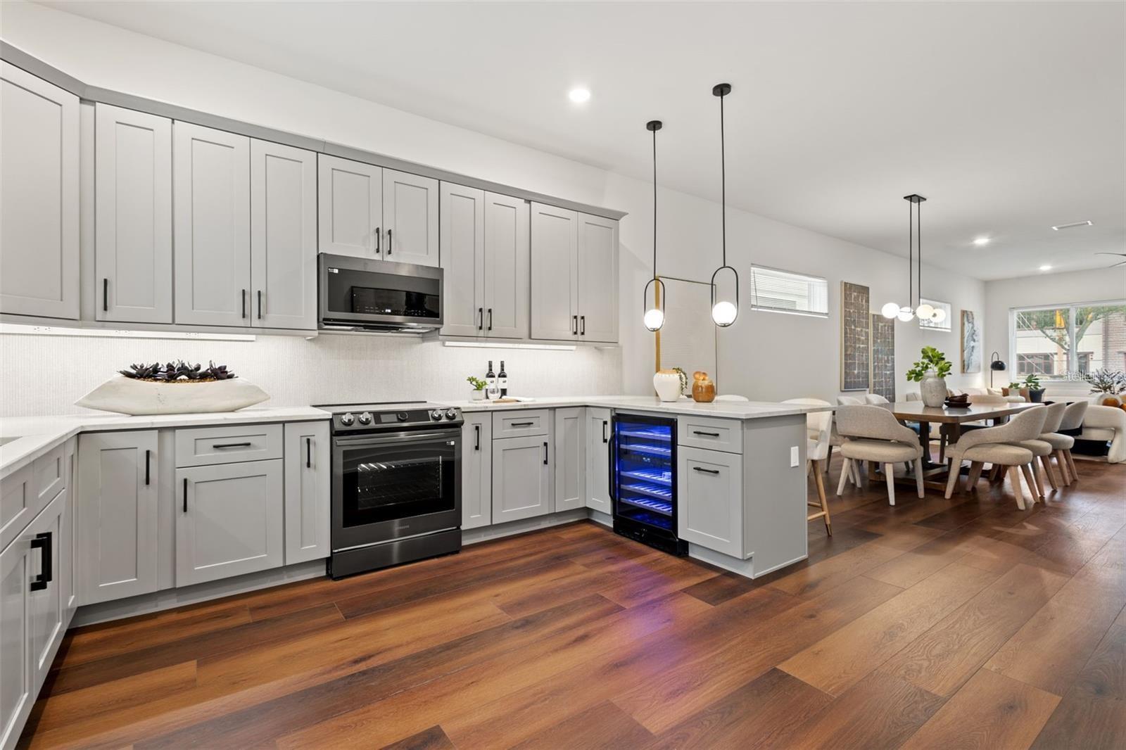 Listing photo id 7 for 3021 1st Avenue S A