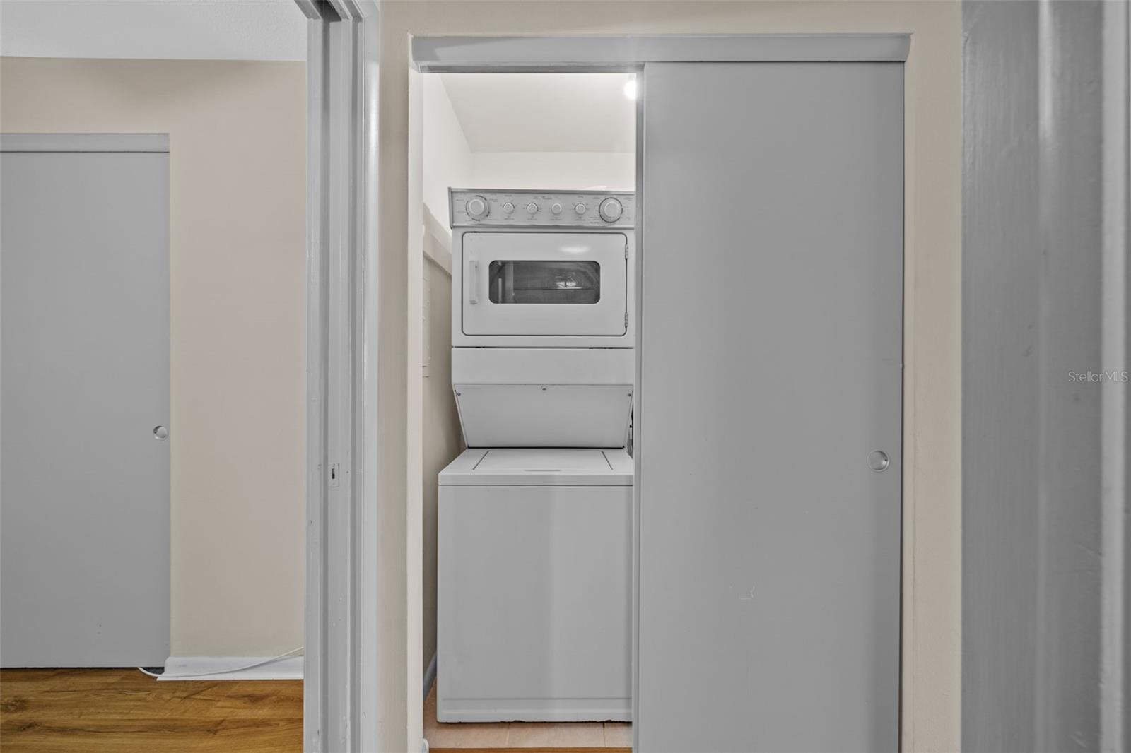 Image 11 of 33 For 2366 Shelley Street 7