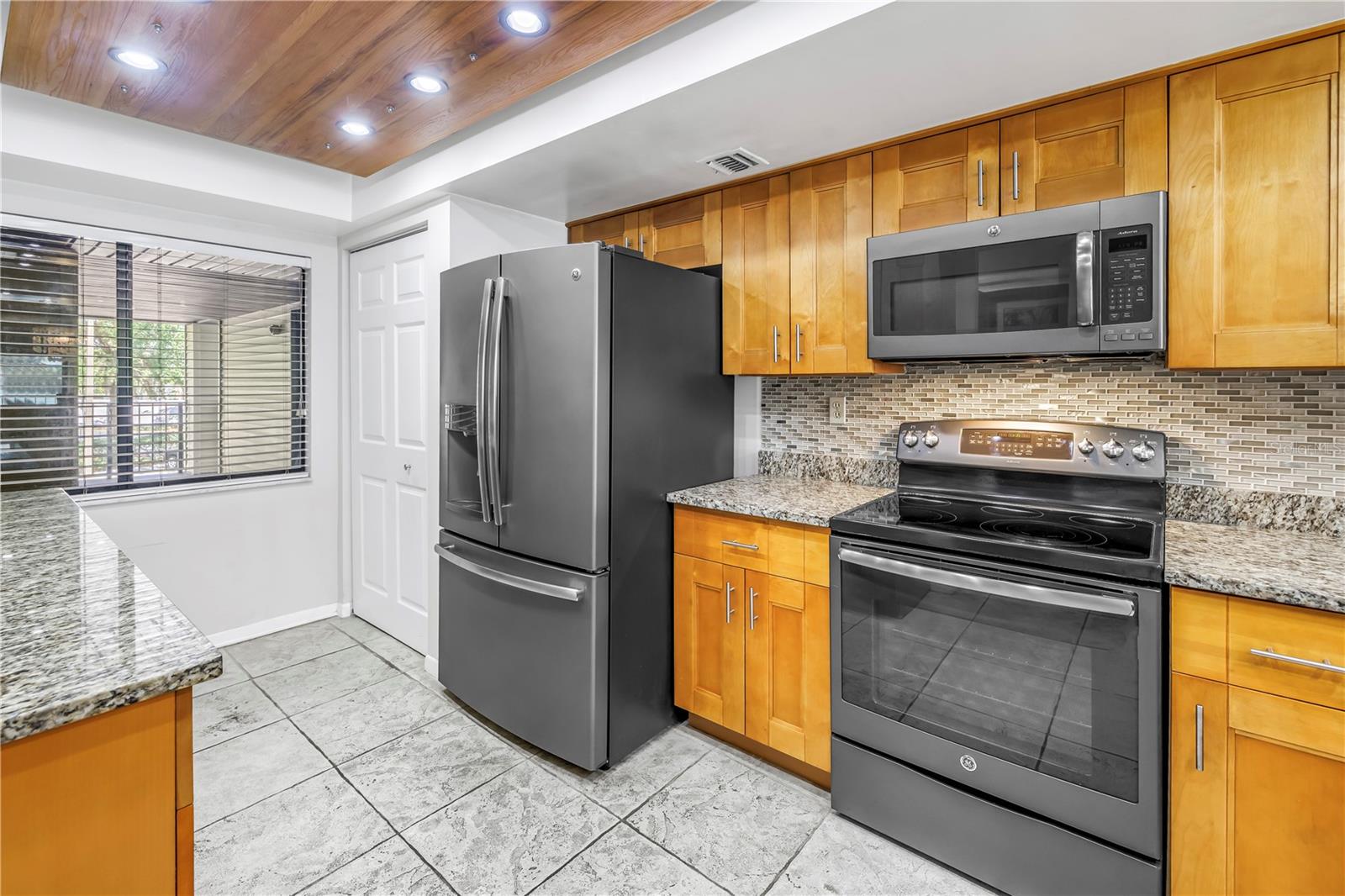 Image 17 of 66 For 650 Island Way 204