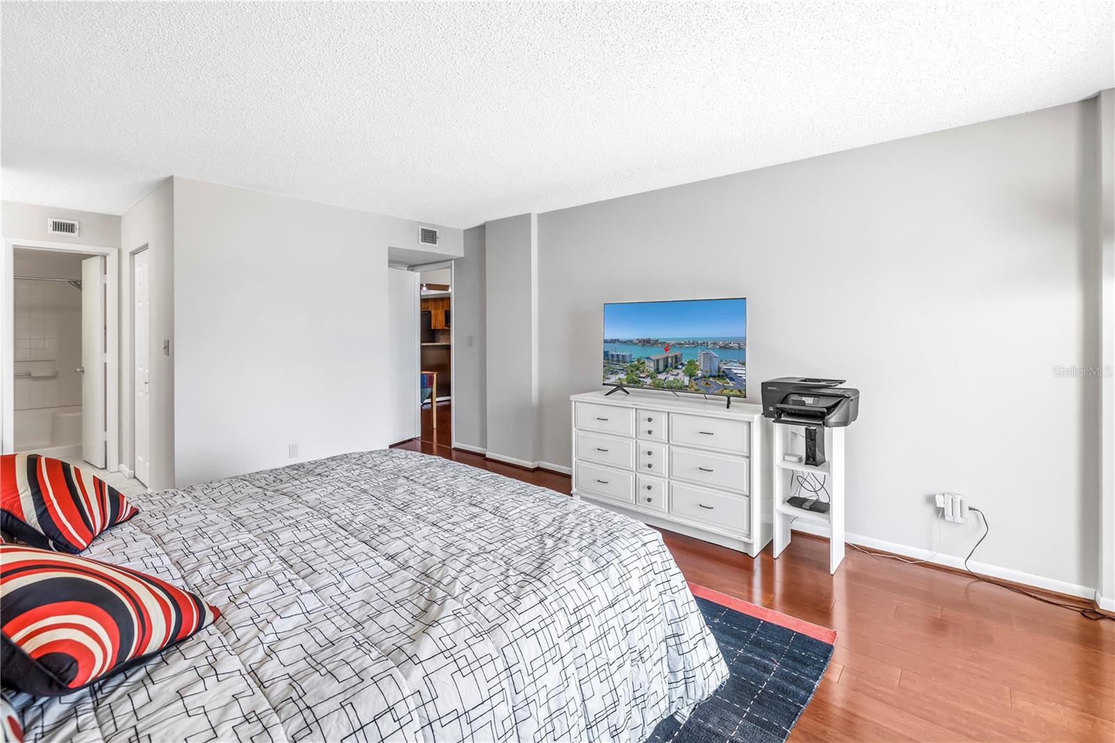 Image 24 of 66 For 650 Island Way 204