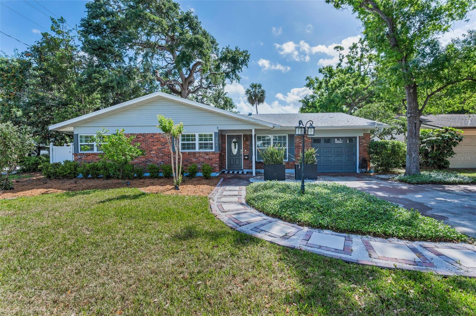 Image 2 of 70 For 202 Hesperides Street