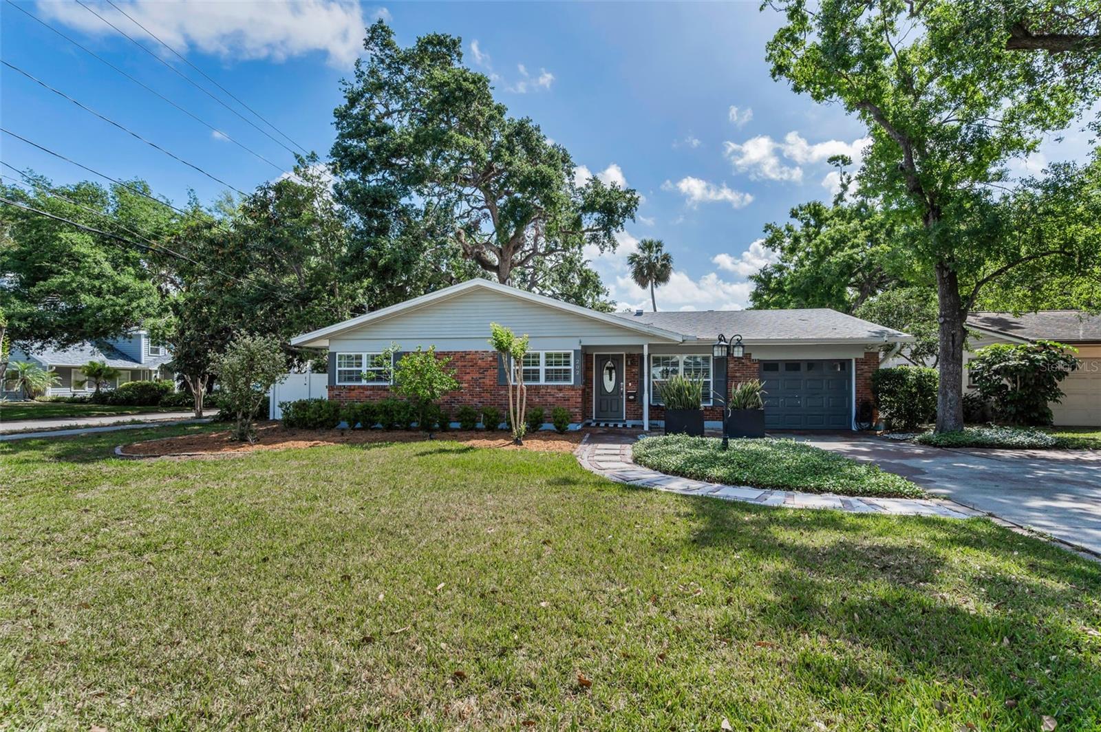 Image 3 of 70 For 202 Hesperides Street