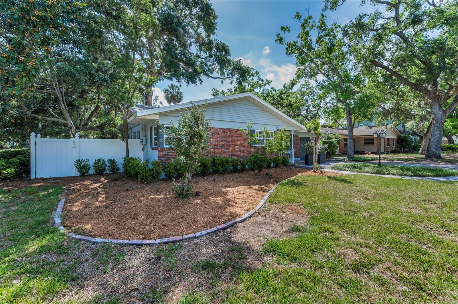 Image 4 of 70 For 202 Hesperides Street